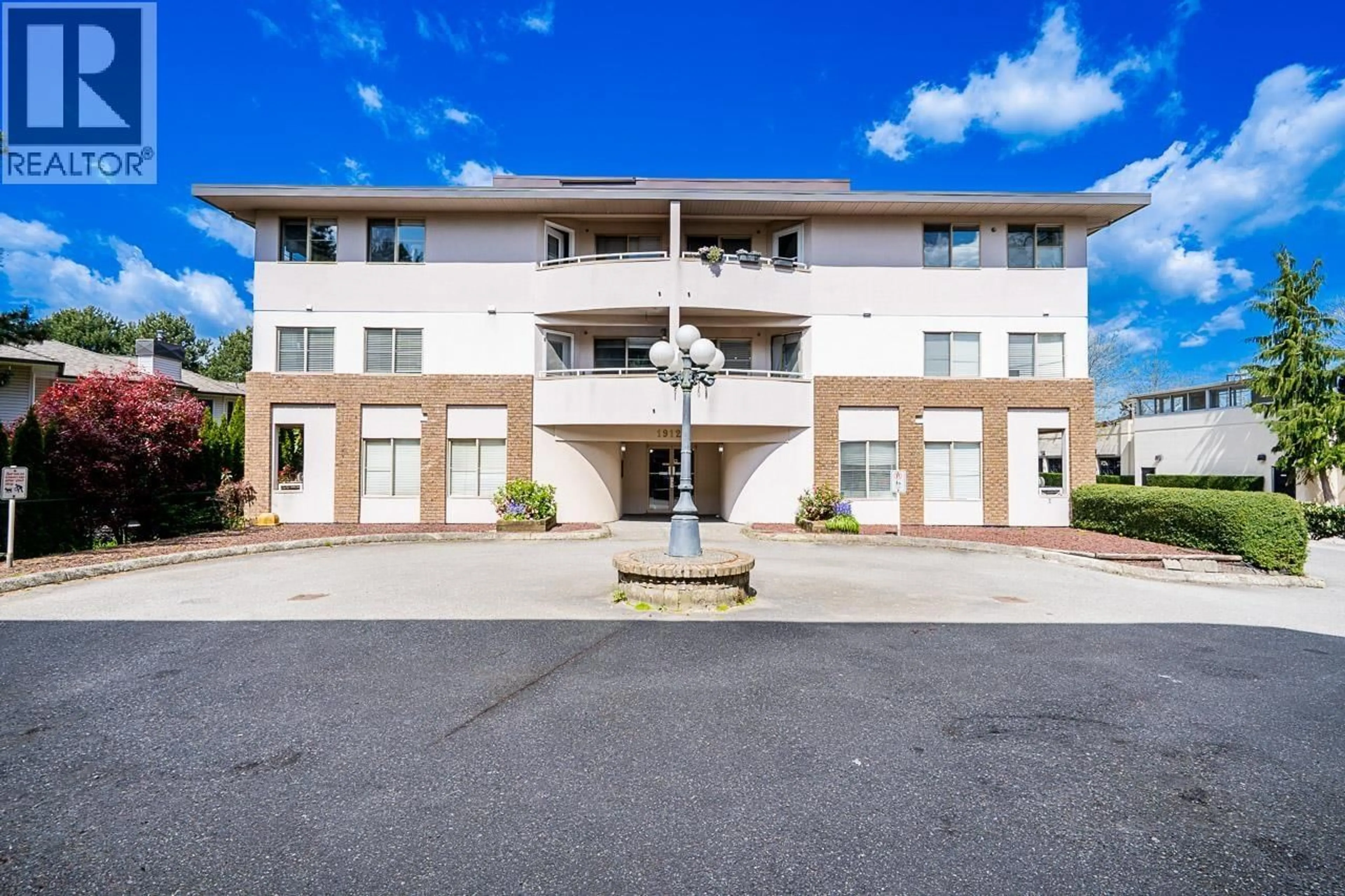 Patio, building for 301 - 19128 FORD ROAD, Pitt Meadows British Columbia V3Y2P1