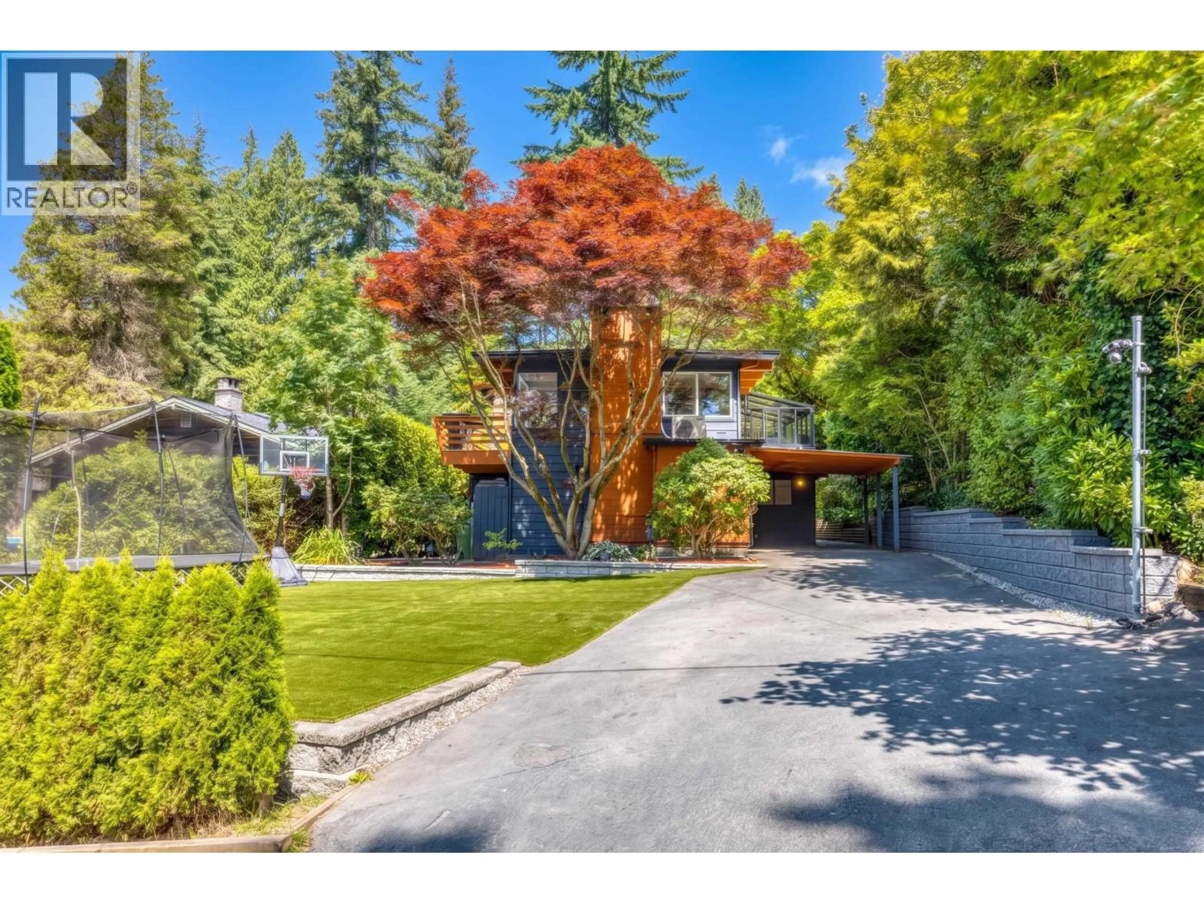 A pic from outside/outdoor area/front of a property/back of a property/a pic from drone, street for 466 KINGS ROAD, North Vancouver British Columbia V7N1H9