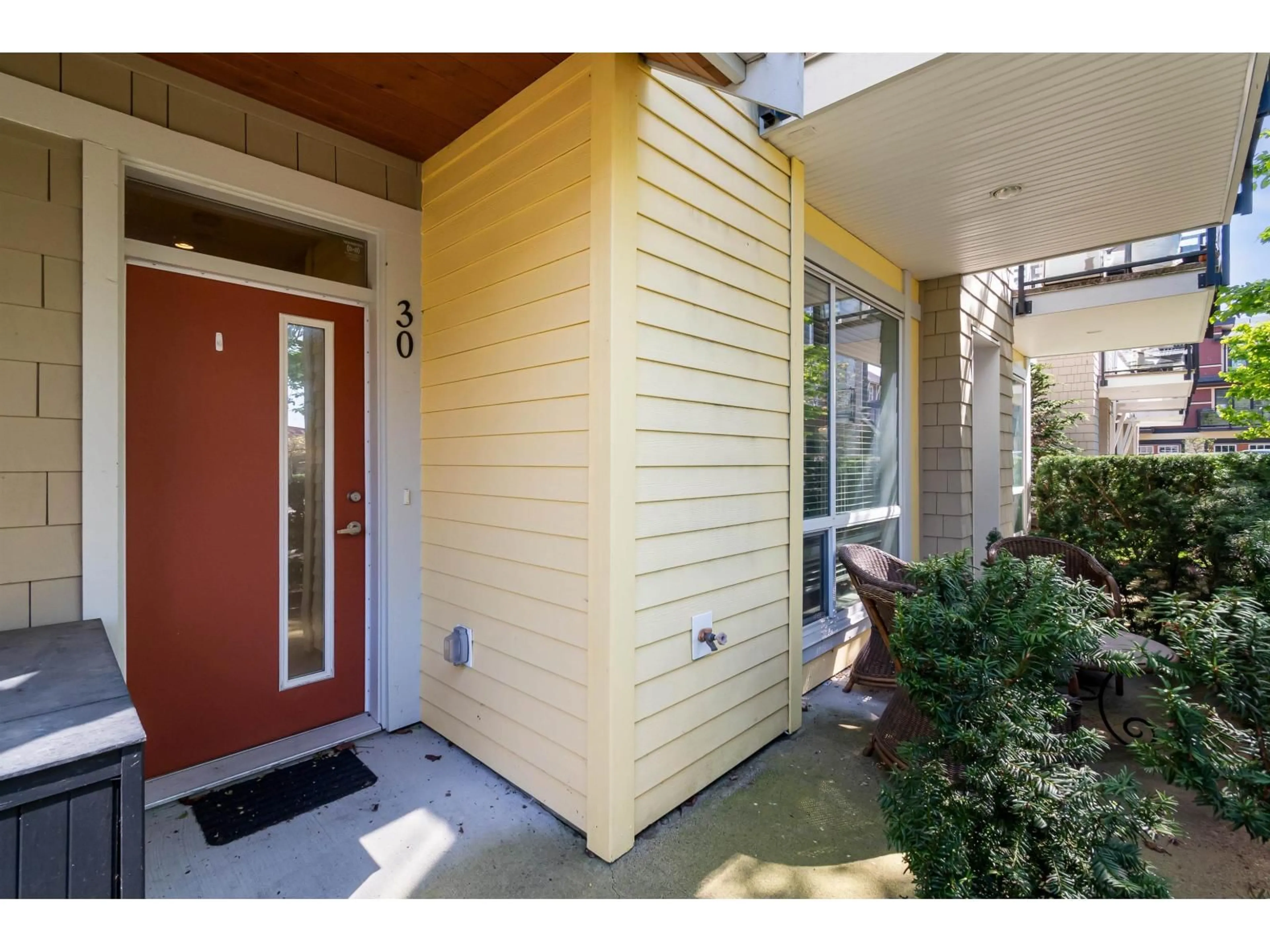 Indoor entryway for 30 - 45615 TAMIHI WAY, Chilliwack British Columbia V2R0X4