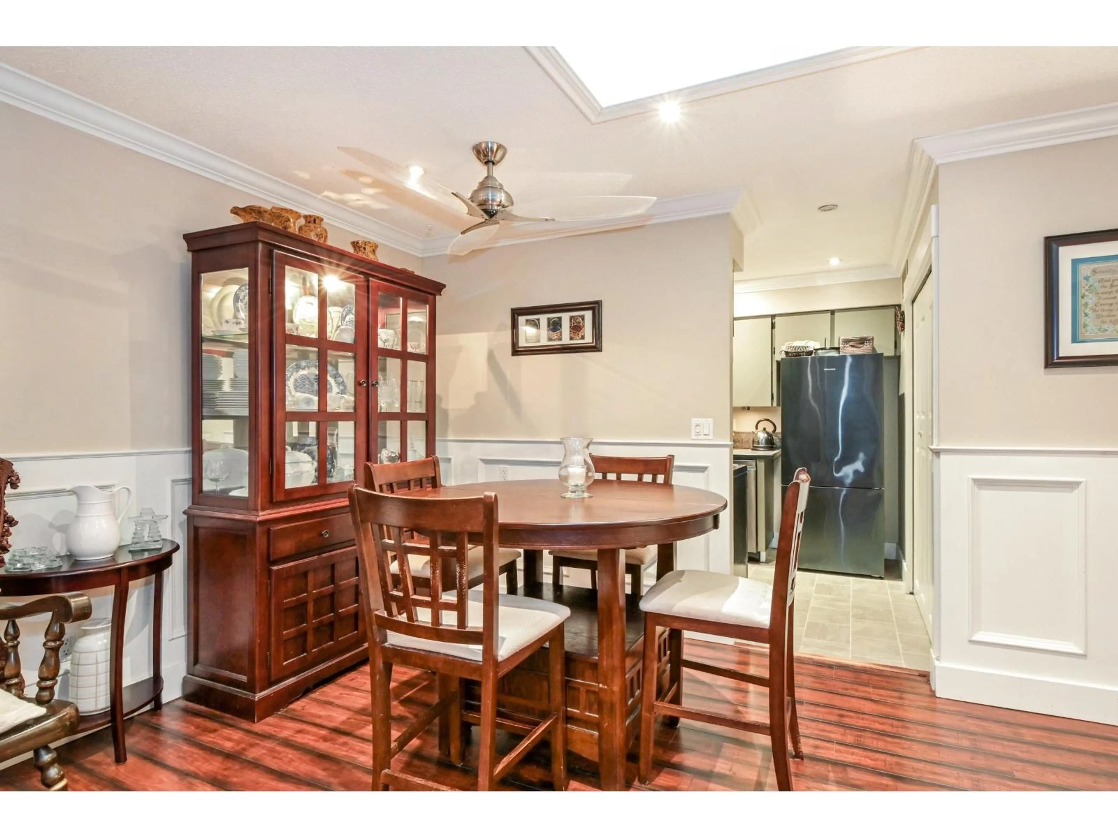 Dining room, ceramic/tile floor for 8037 139A STREET, Surrey British Columbia V3W6P9