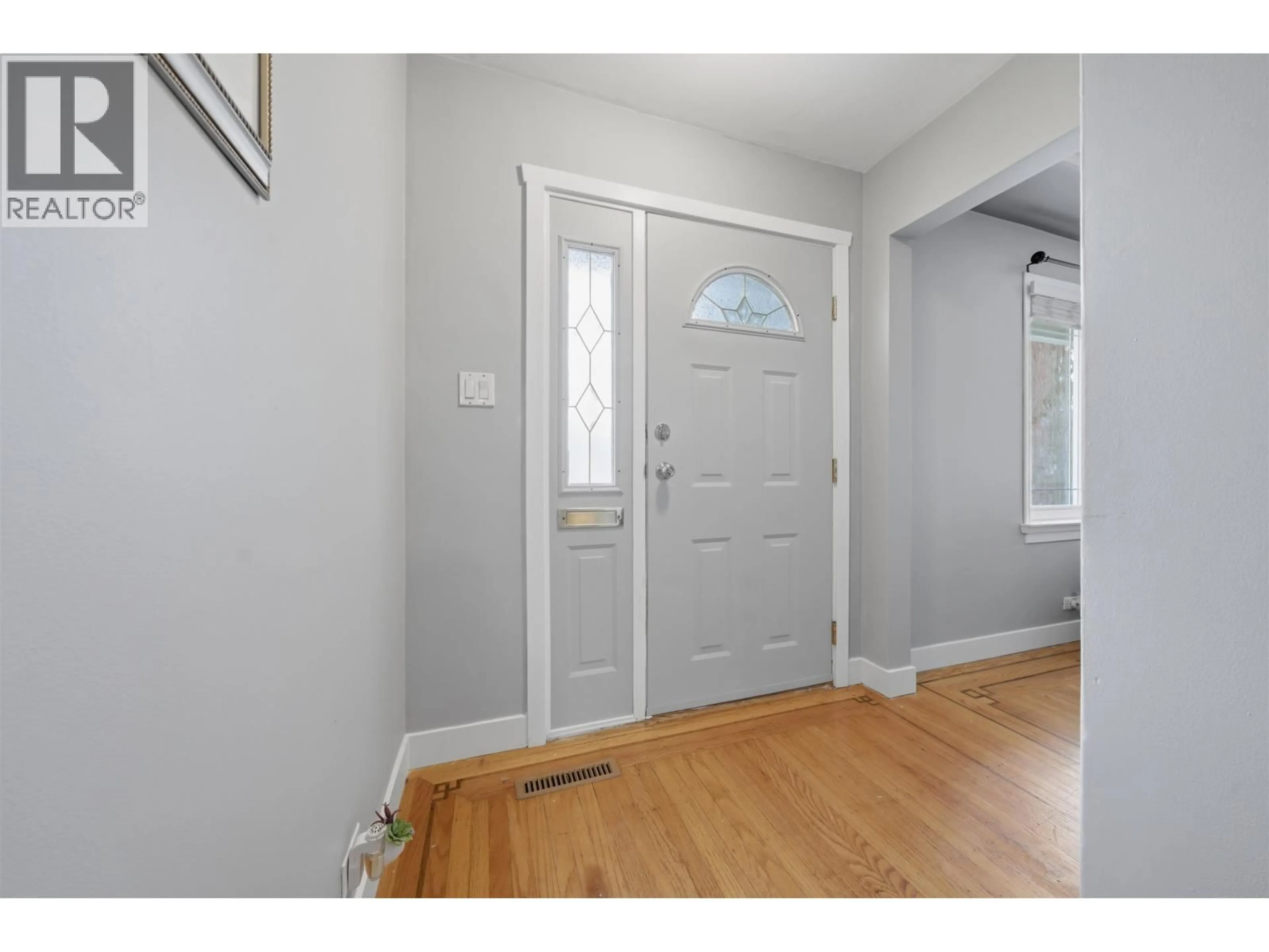 Indoor entryway for 1315 EIGHTH STREET, New Westminster British Columbia V3M2S2