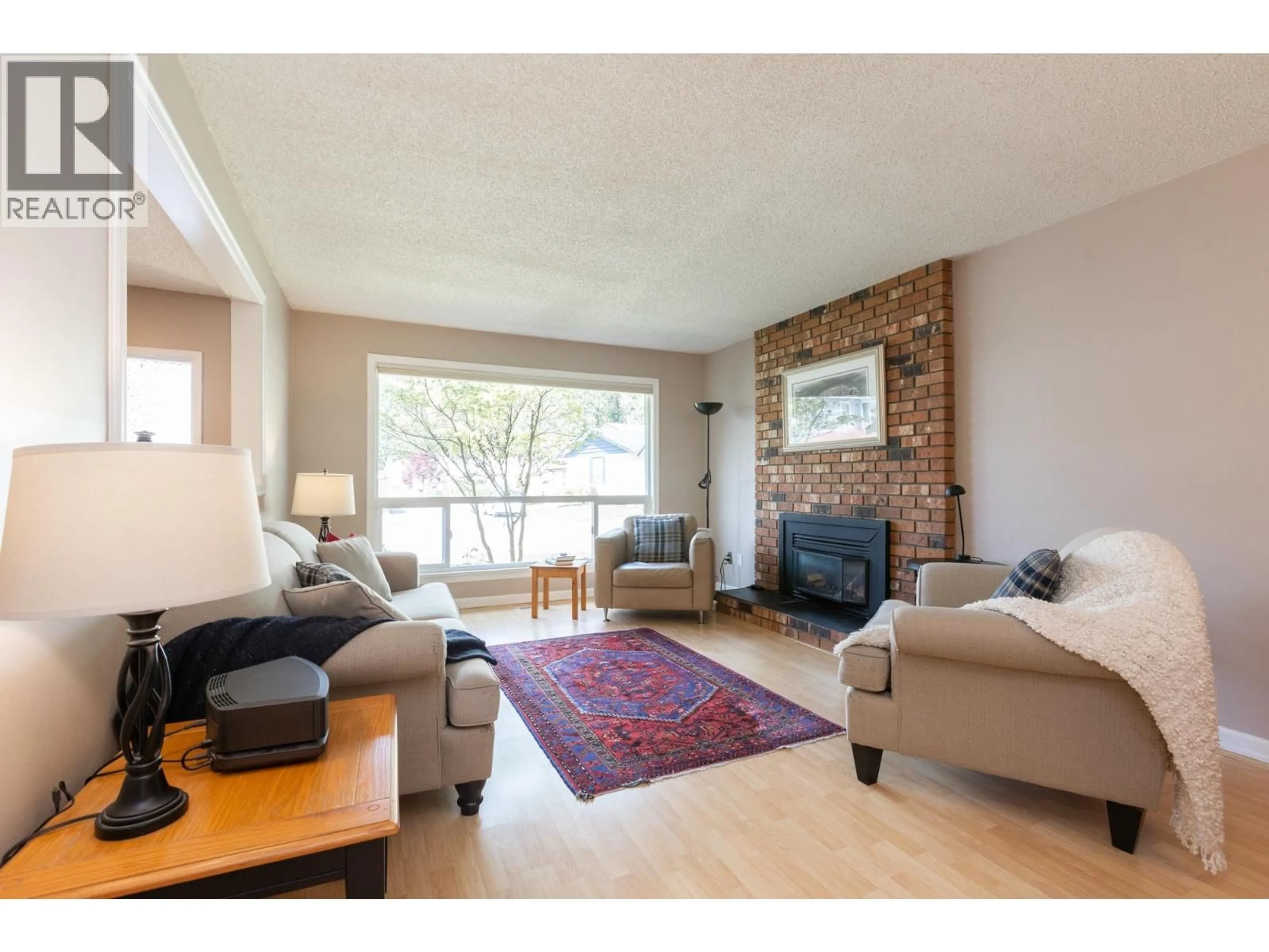 Living room with furniture, wood/laminate floor for 1884 BLUFF WAY, Coquitlam British Columbia V3E1J2