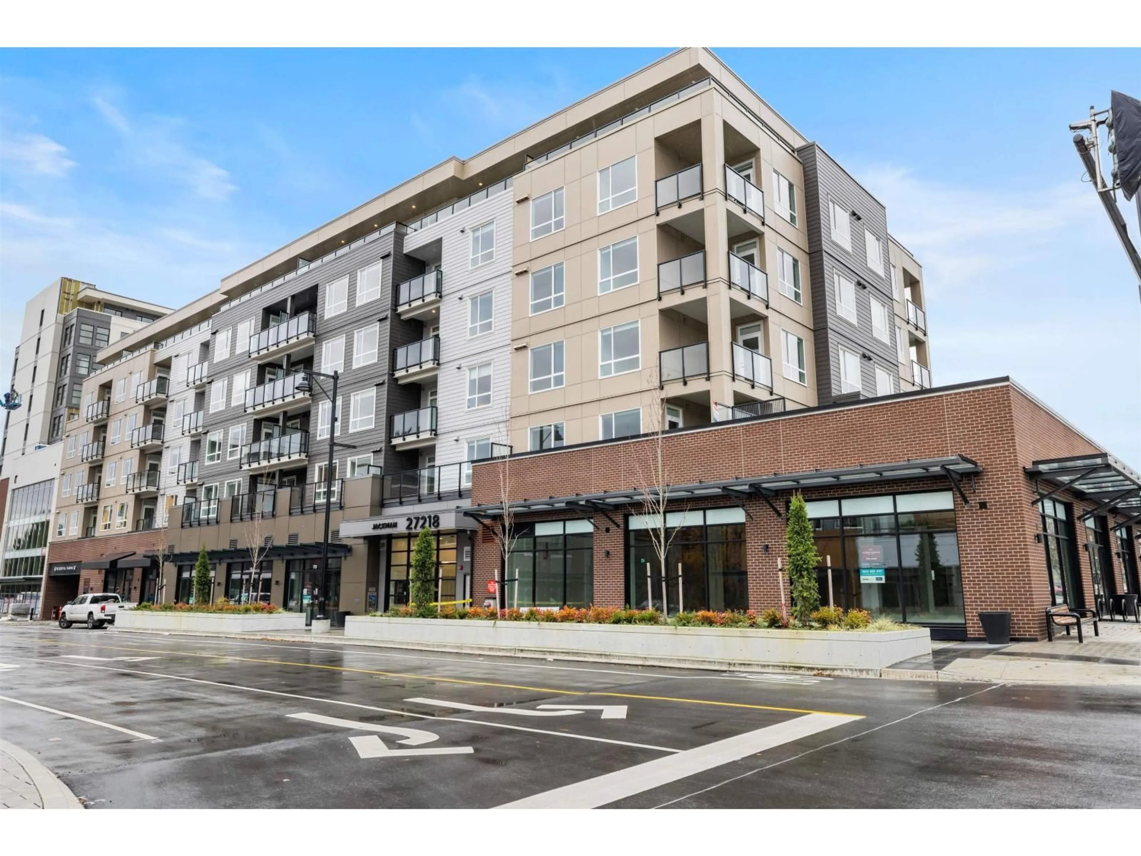Patio, building for 601 - 27218 ALDERGROVE TOWN CENTER DRIVE, Langley British Columbia V4W0E4