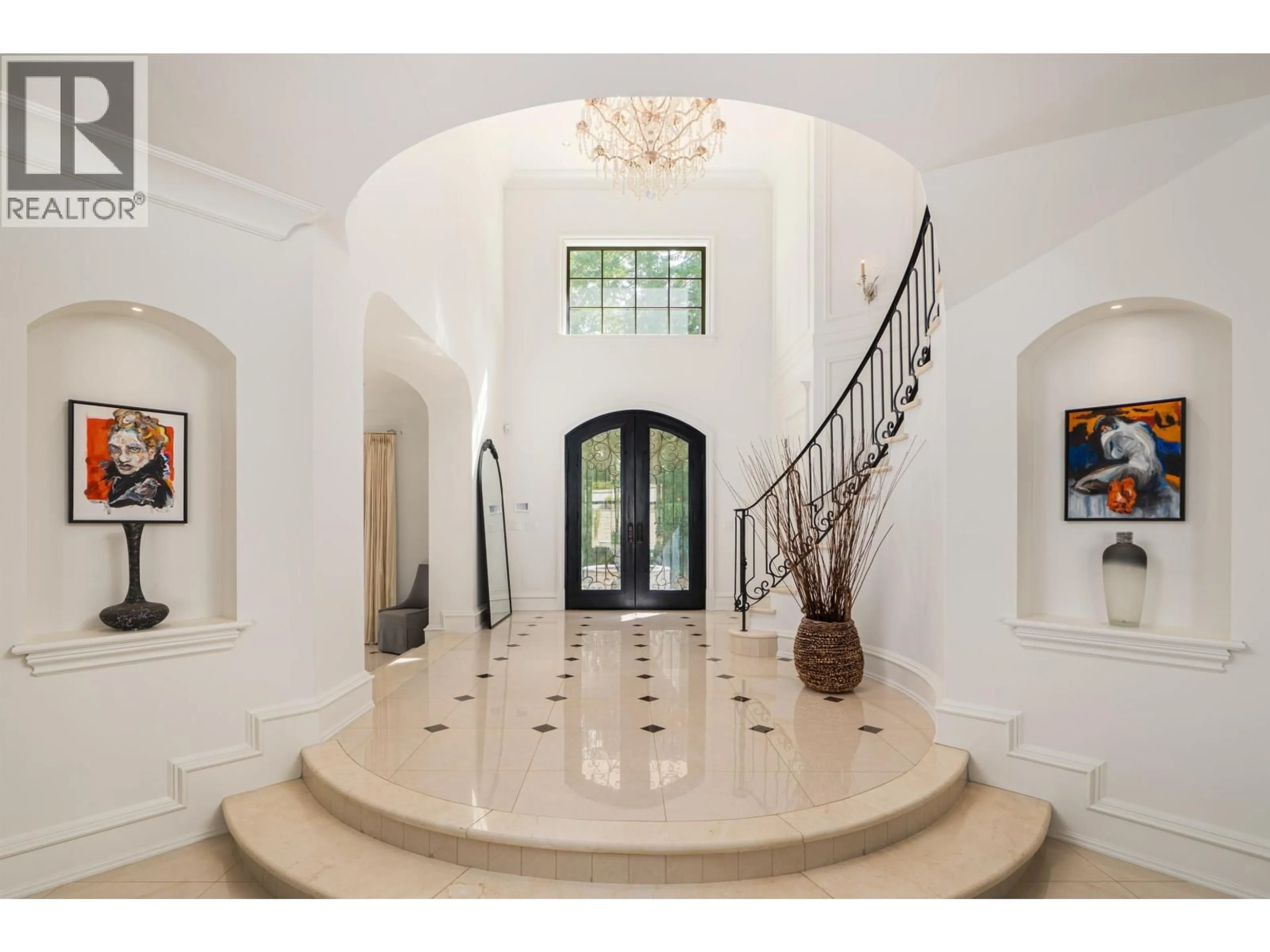 Indoor foyer for 397 SOUTHBOROUGH DRIVE, West Vancouver British Columbia V7S1M3