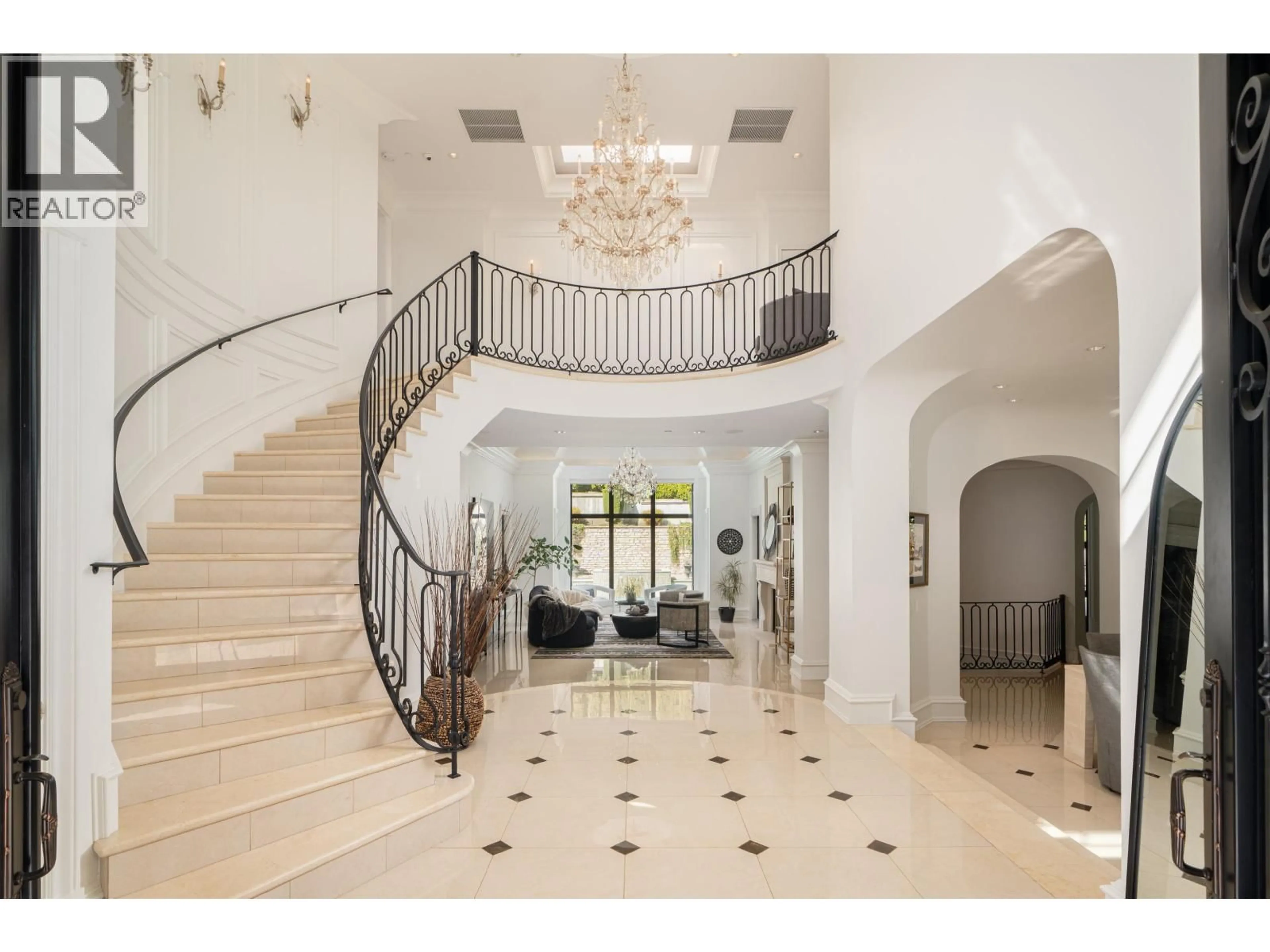 Indoor foyer for 397 SOUTHBOROUGH DRIVE, West Vancouver British Columbia V7S1M3