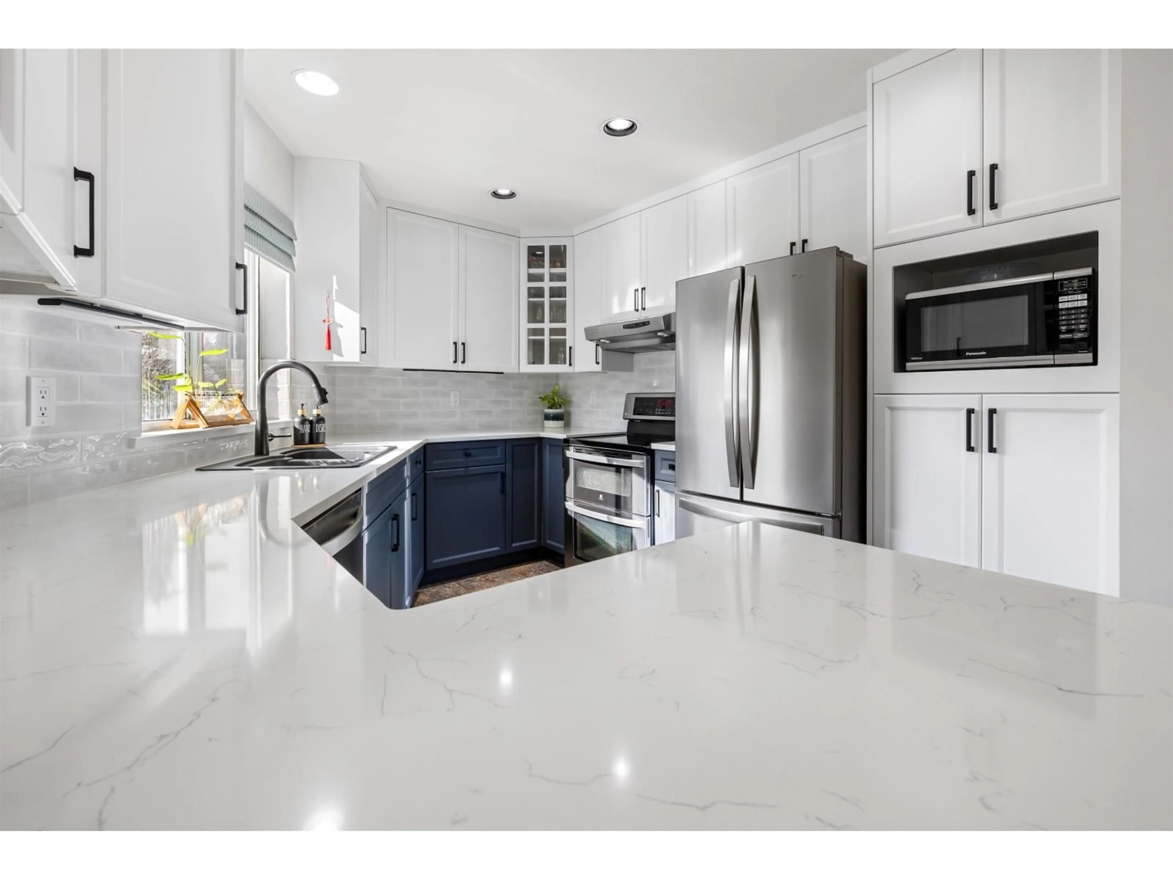 Open concept kitchen, ceramic/tile floor for 20326 92A AVENUE, Langley British Columbia V1M2M7