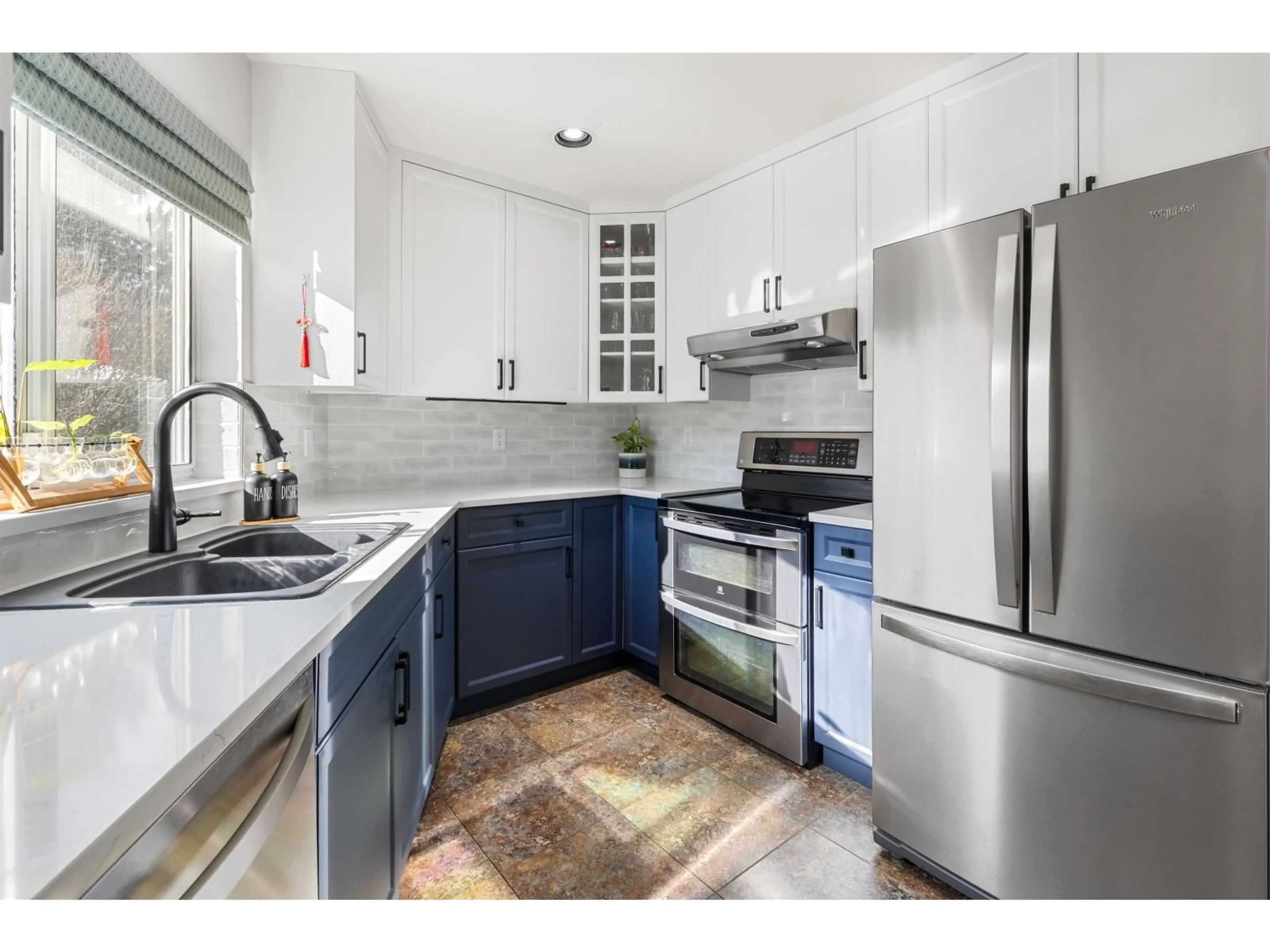 Open concept kitchen, ceramic/tile floor for 20326 92A AVENUE, Langley British Columbia V1M2M7