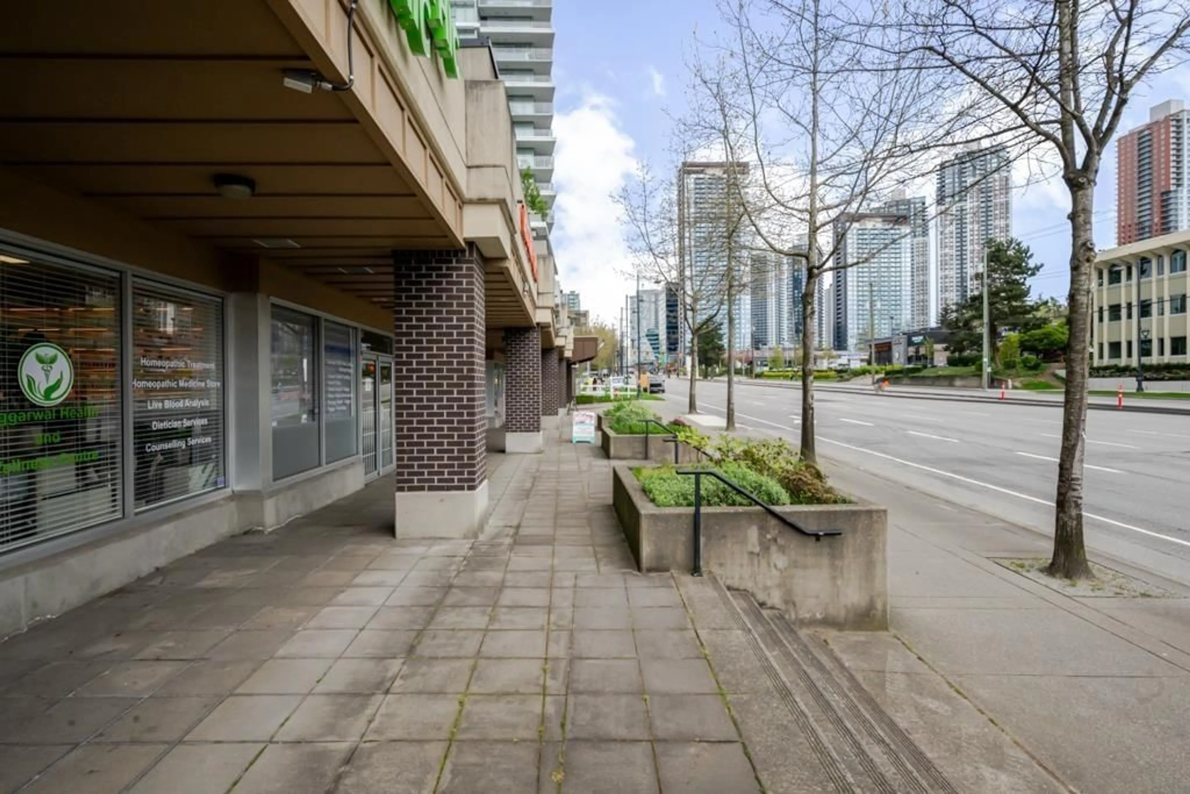 Patio, street for 309 - 9655 KING GEORGE BOULEVARD, Surrey British Columbia V3T0C7