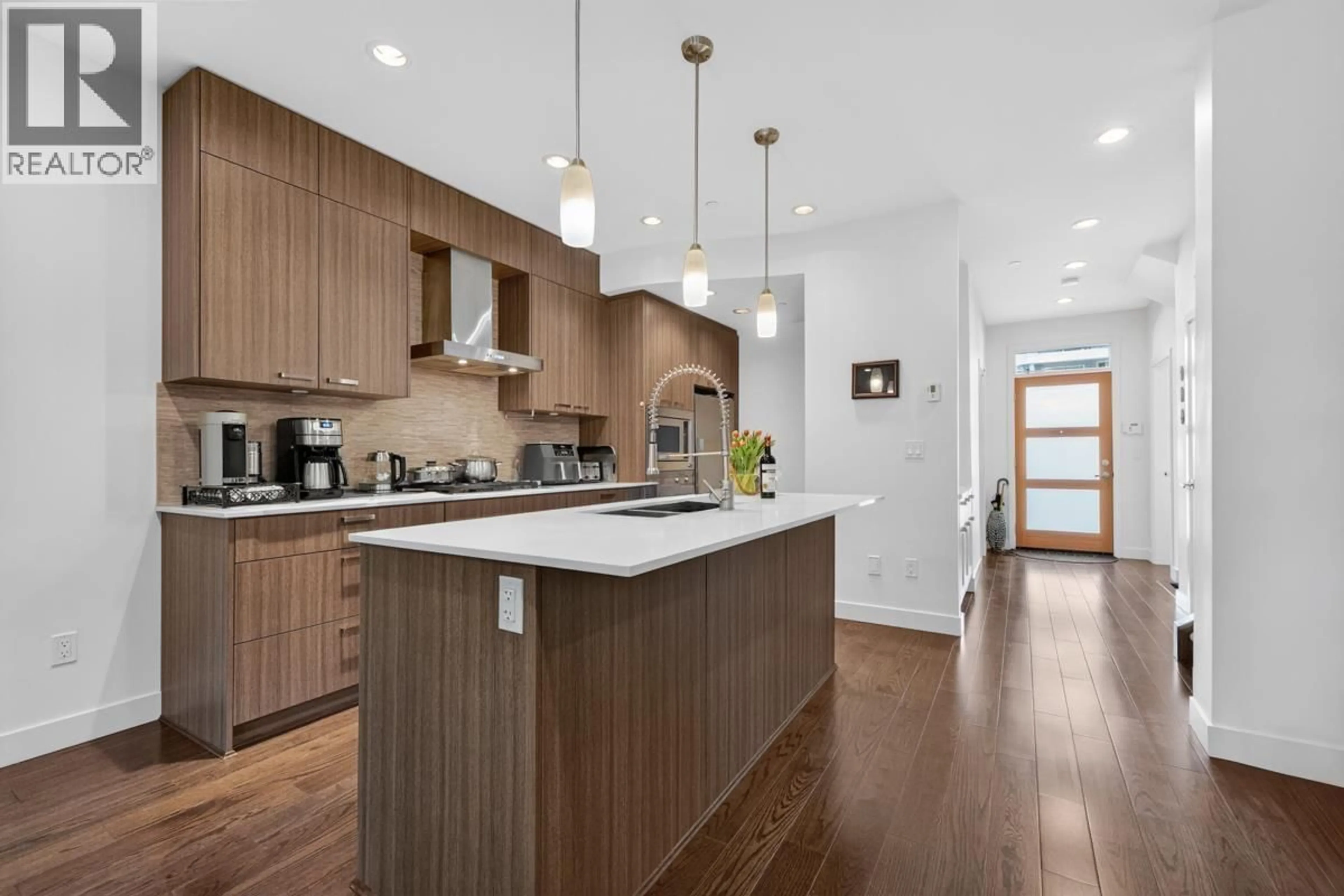 Contemporary kitchen, wood/laminate floor for 621 14TH STREET STREET, West Vancouver British Columbia V7T0A4