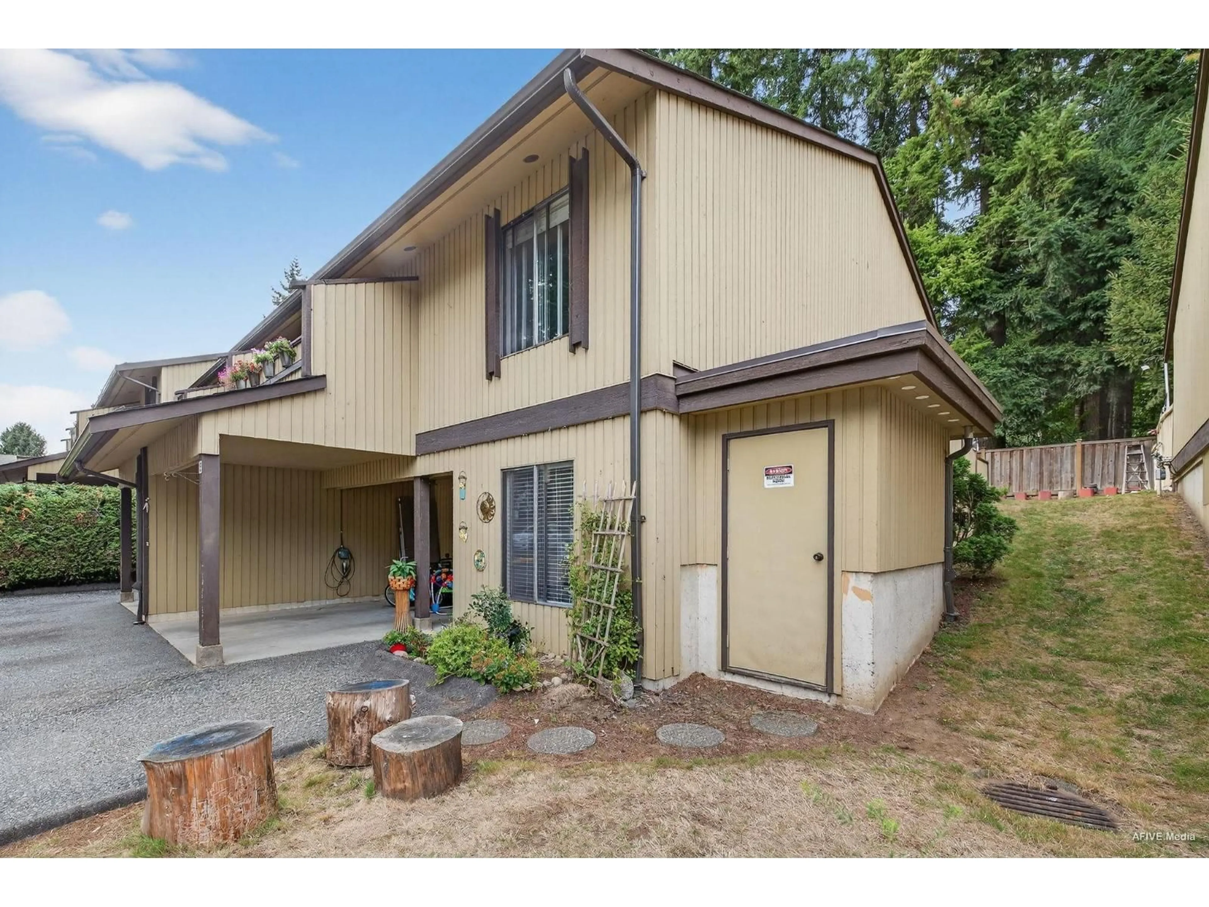 Home with vinyl exterior material, street for 15 - 2998 MOUAT DRIVE, Abbotsford British Columbia V2T4E6