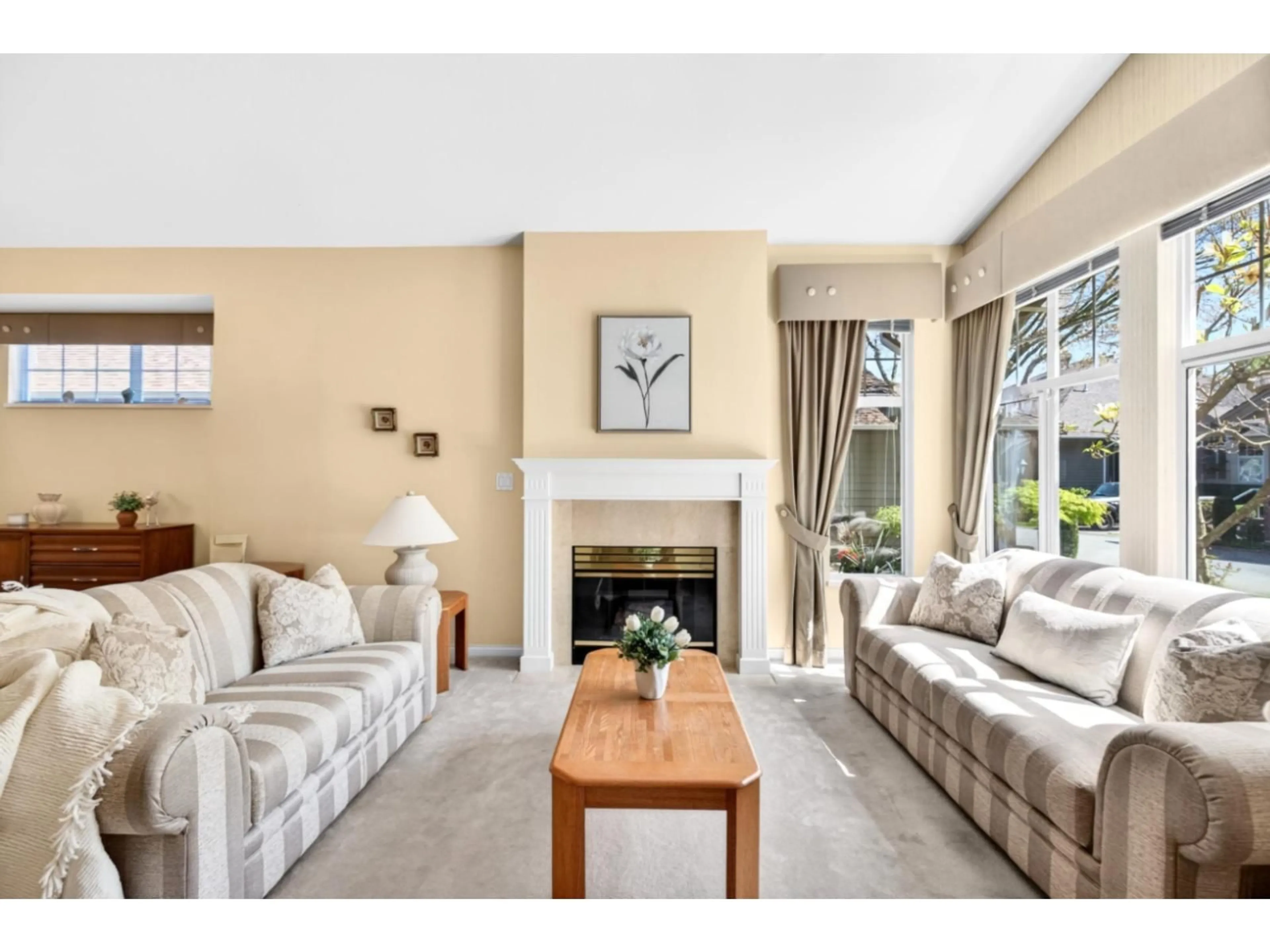 Living room with furniture, unknown for 25 - 15020 27A AVENUE, Surrey British Columbia V4P2Z9