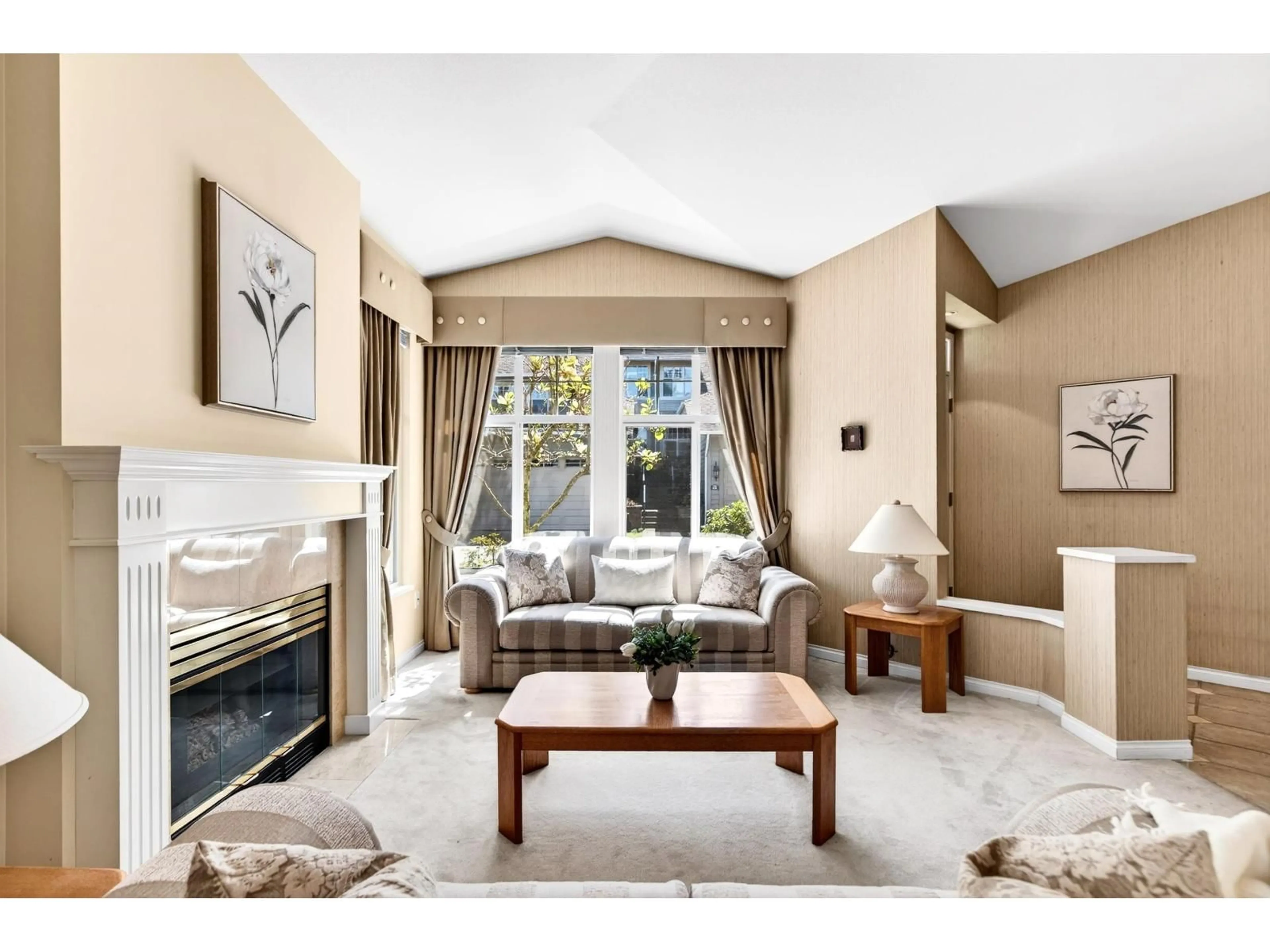 Living room with furniture, unknown for 25 - 15020 27A AVENUE, Surrey British Columbia V4P2Z9