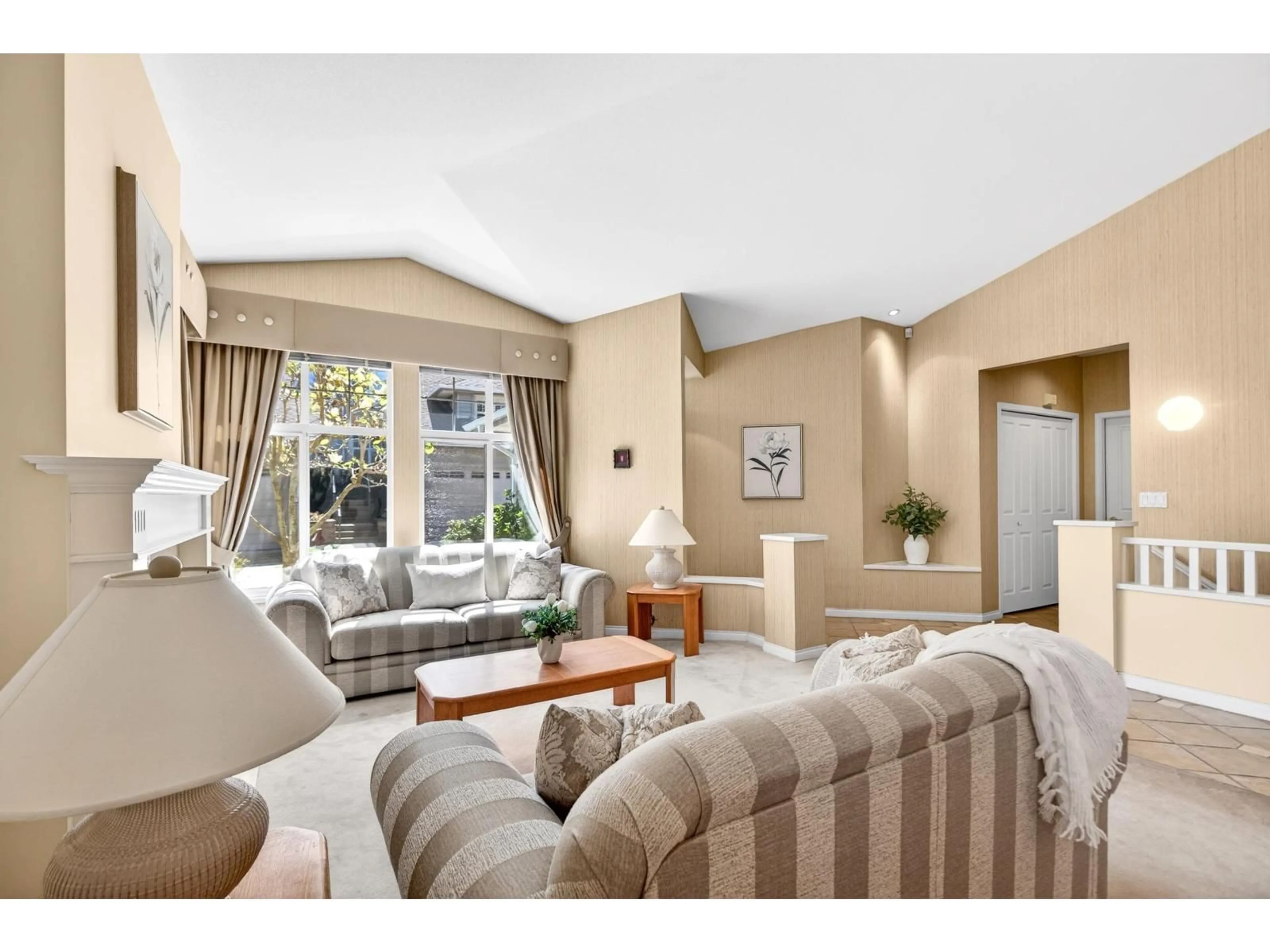 Living room with furniture, unknown for 25 - 15020 27A AVENUE, Surrey British Columbia V4P2Z9