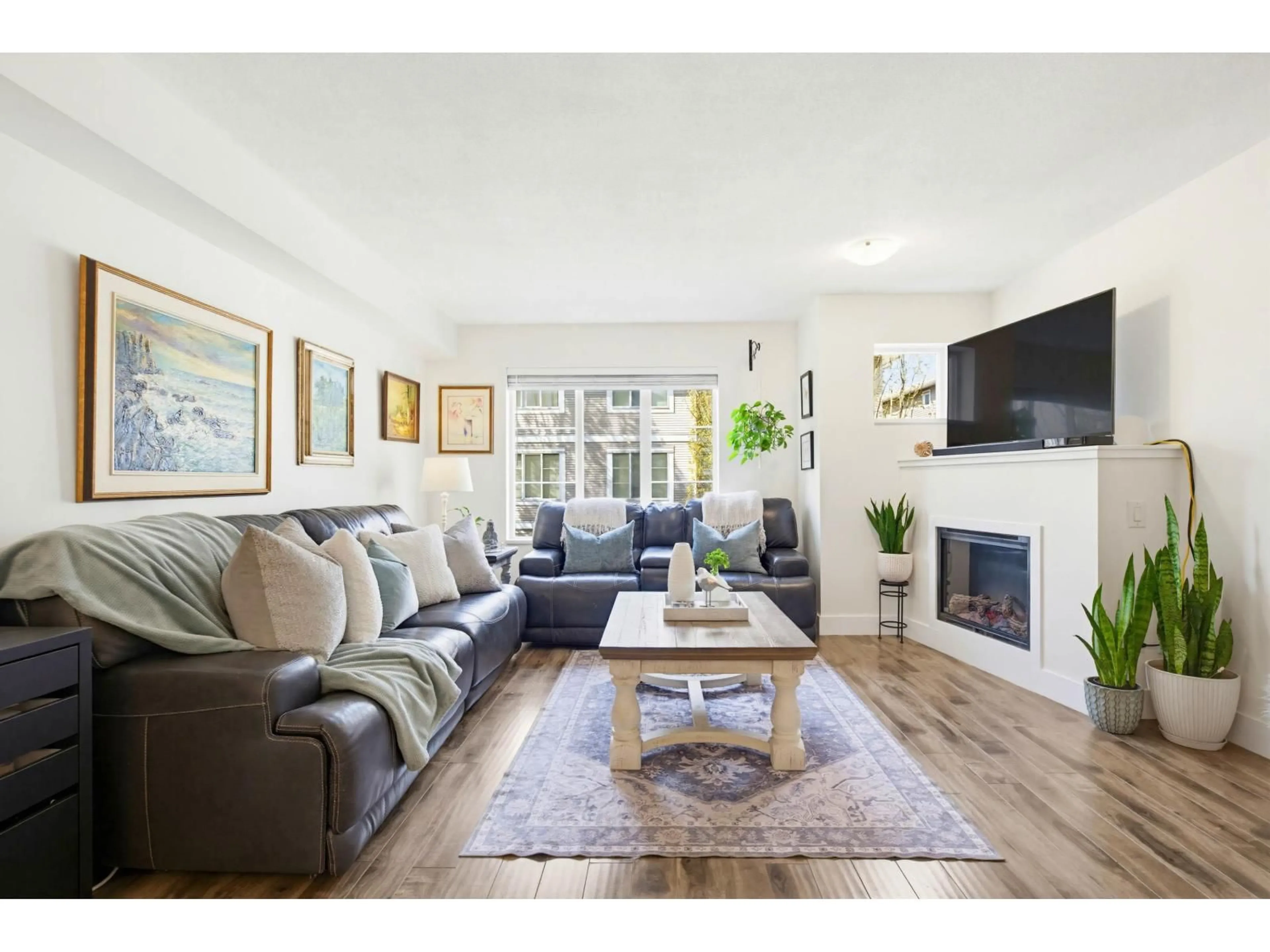 Living room with furniture, wood/laminate floor for 73 - 15155 62A AVENUE, Surrey British Columbia V3S8A6