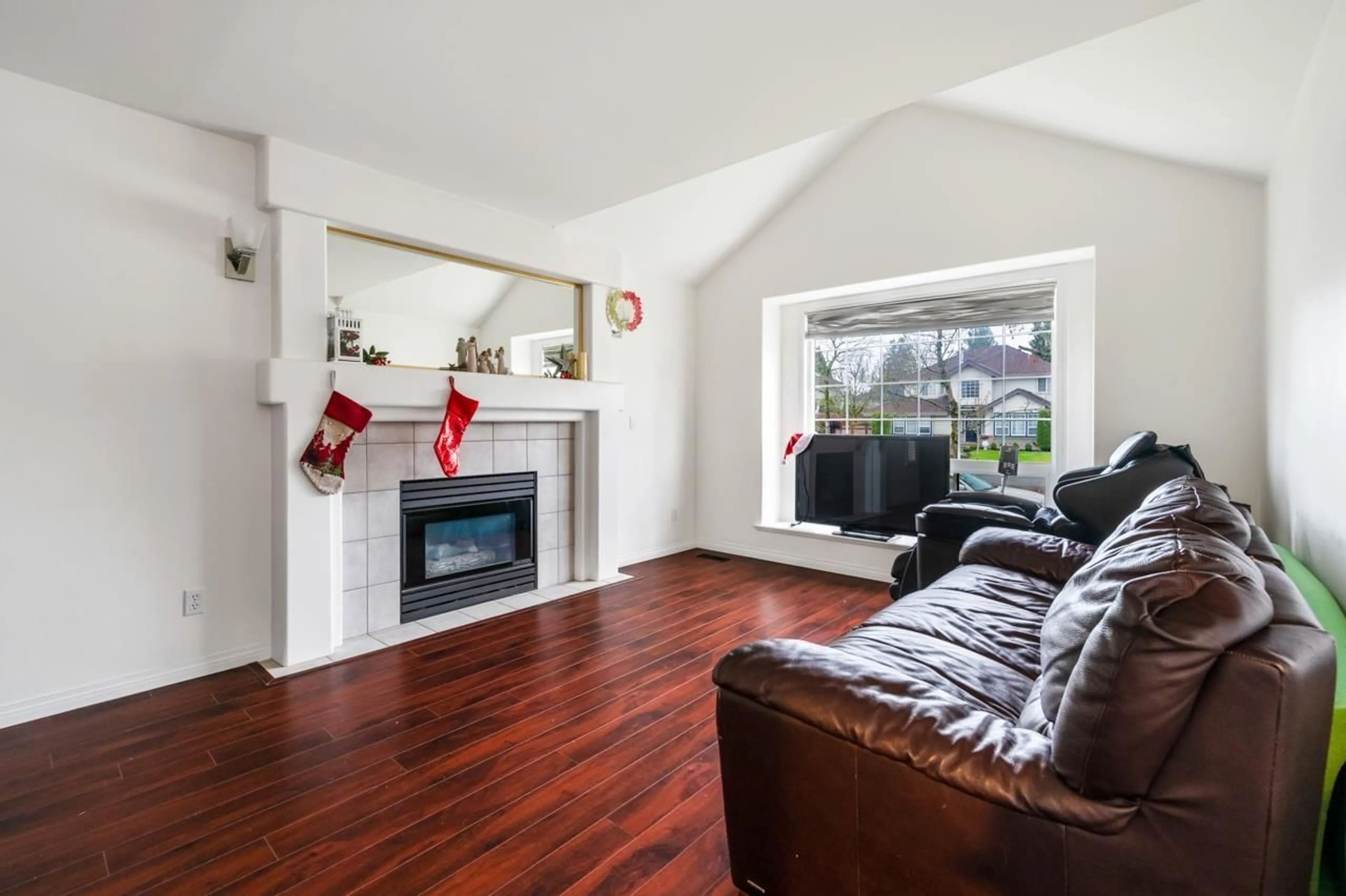 Living room with furniture, wood/laminate floor for 15476 110 AVENUE, Surrey British Columbia V3R0X1