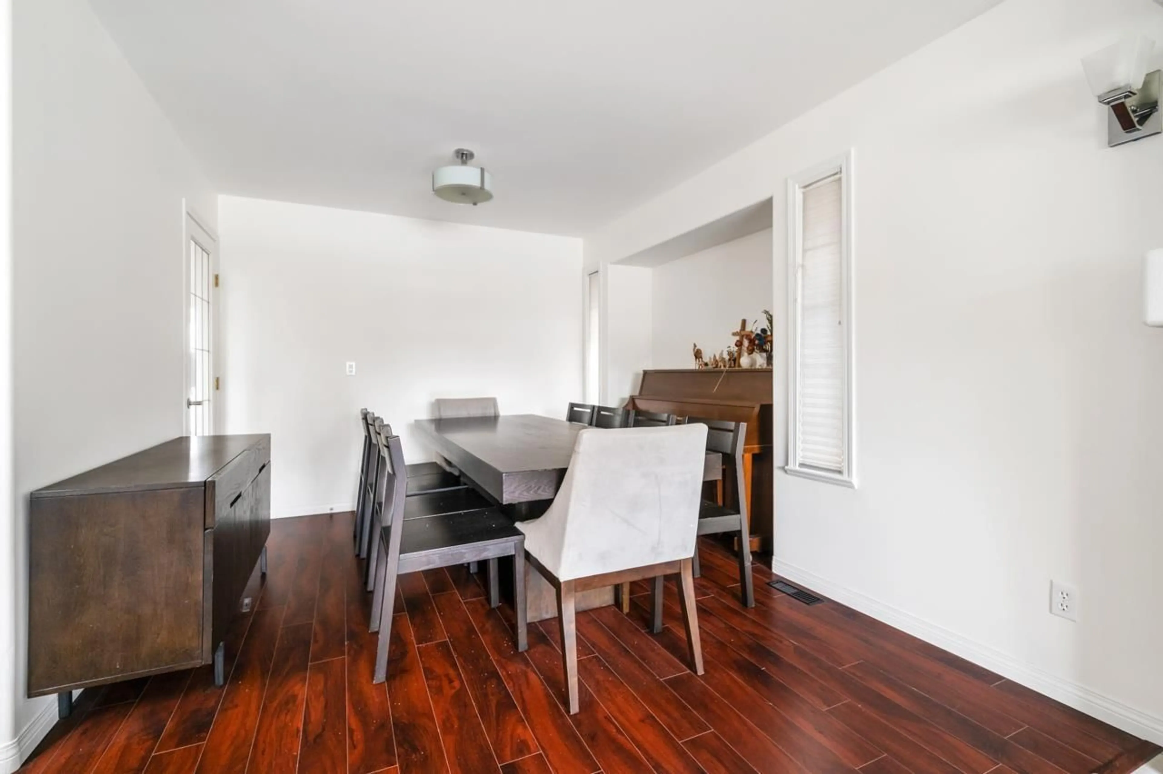 Dining room, wood/laminate floor for 15476 110 AVENUE, Surrey British Columbia V3R0X1