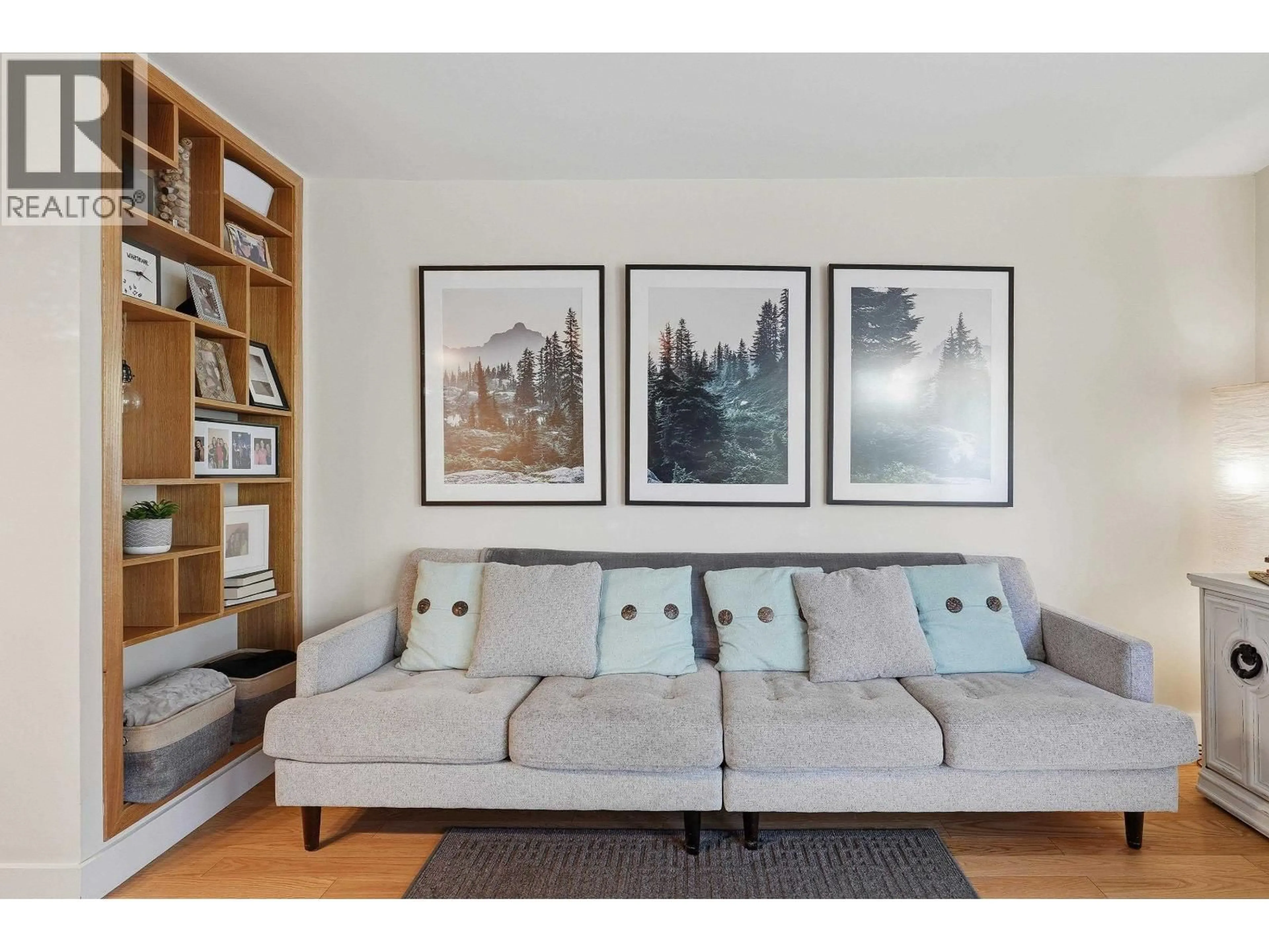 Living room with furniture, wood/laminate floor for 1 - 1606 10TH AVENUE, Vancouver British Columbia V6J2A1