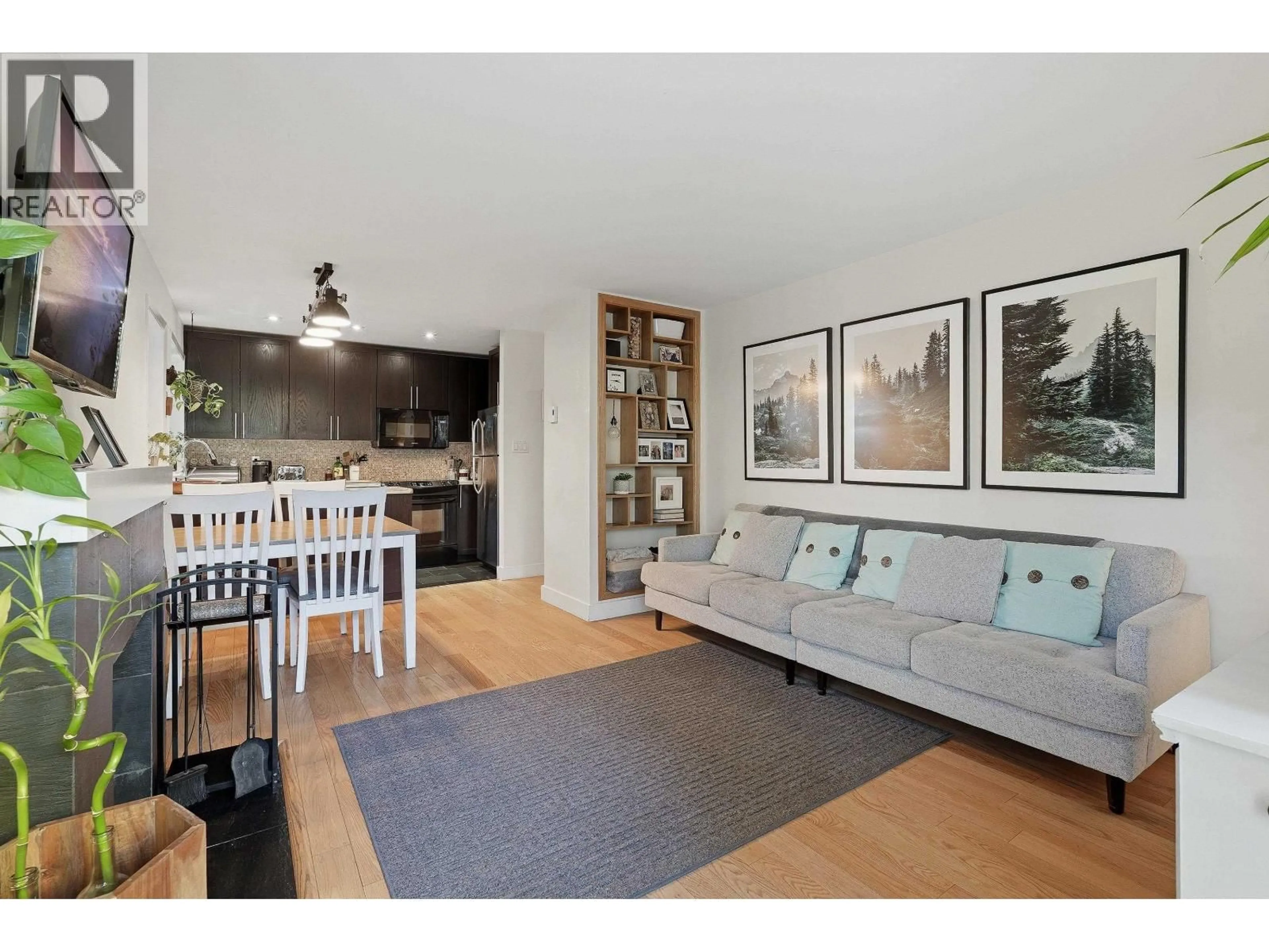 Living room with furniture, wood/laminate floor for 1 - 1606 10TH AVENUE, Vancouver British Columbia V6J2A1