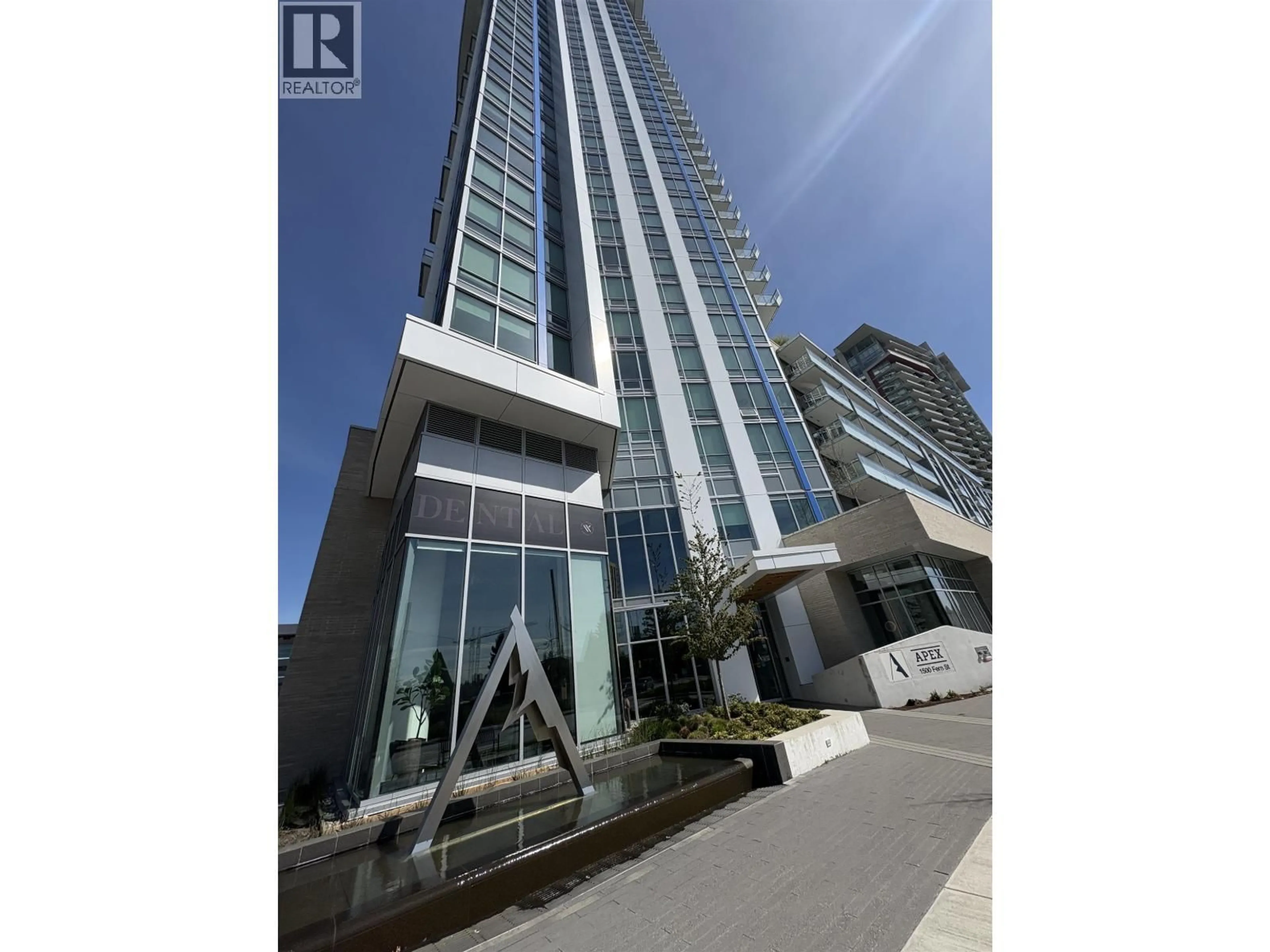Indoor foyer for 304 - 1500 FERN STREET, North Vancouver British Columbia V7J0E6