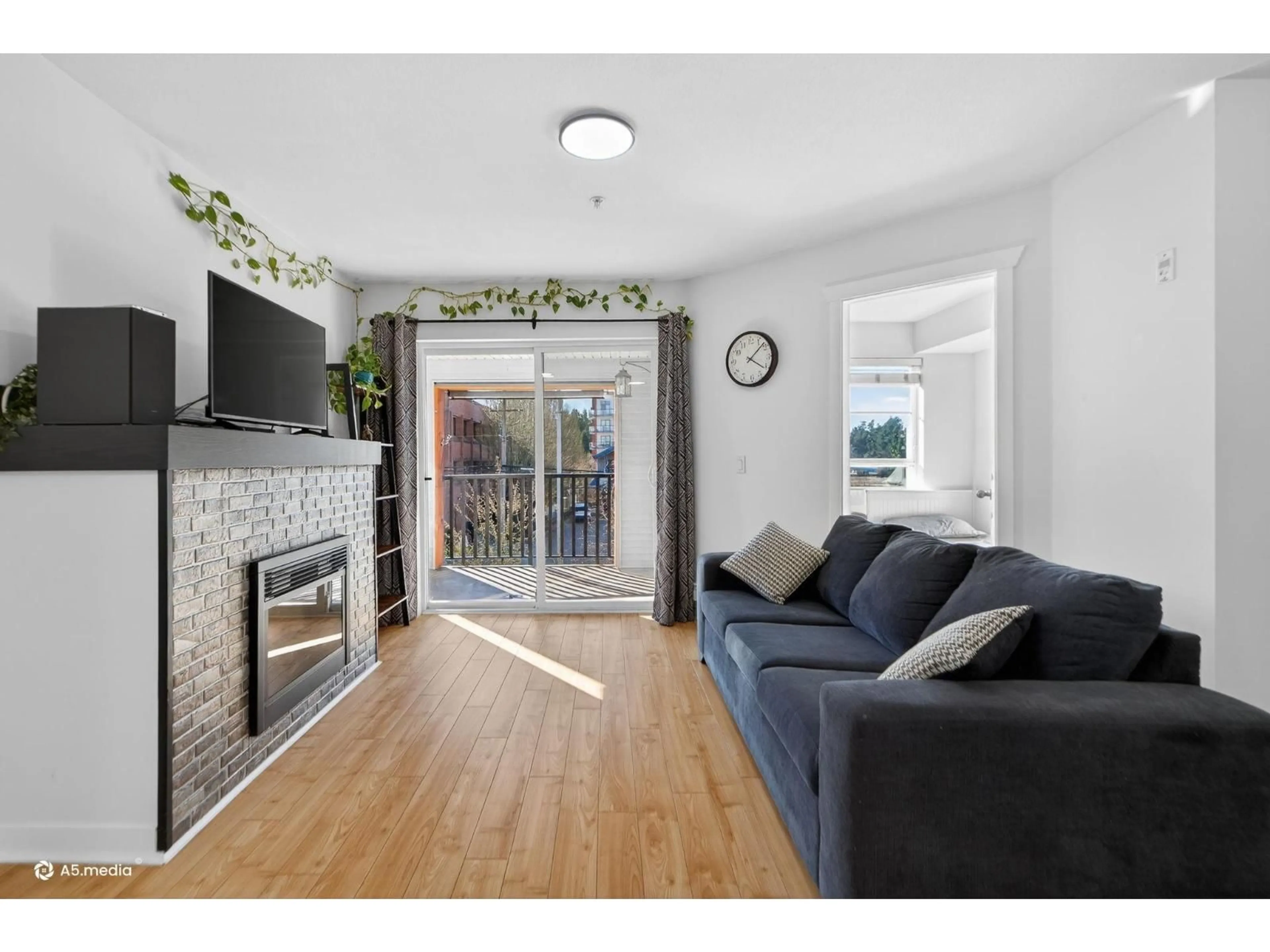 Living room with furniture, wood/laminate floor for 315 - 6960 120 STREET, Surrey British Columbia V3W1V4