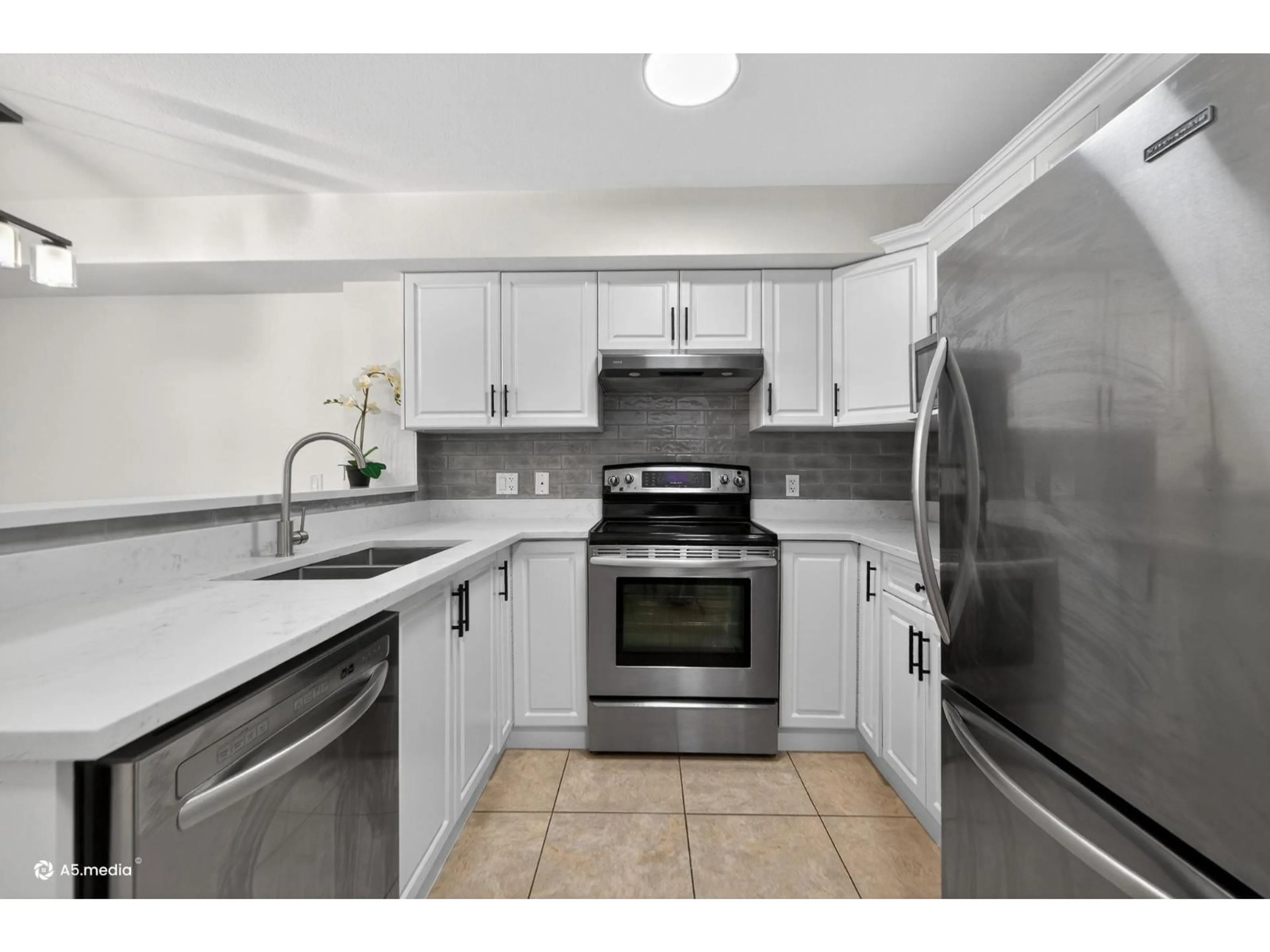 Standard kitchen, ceramic/tile floor for 315 - 6960 120 STREET, Surrey British Columbia V3W1V4
