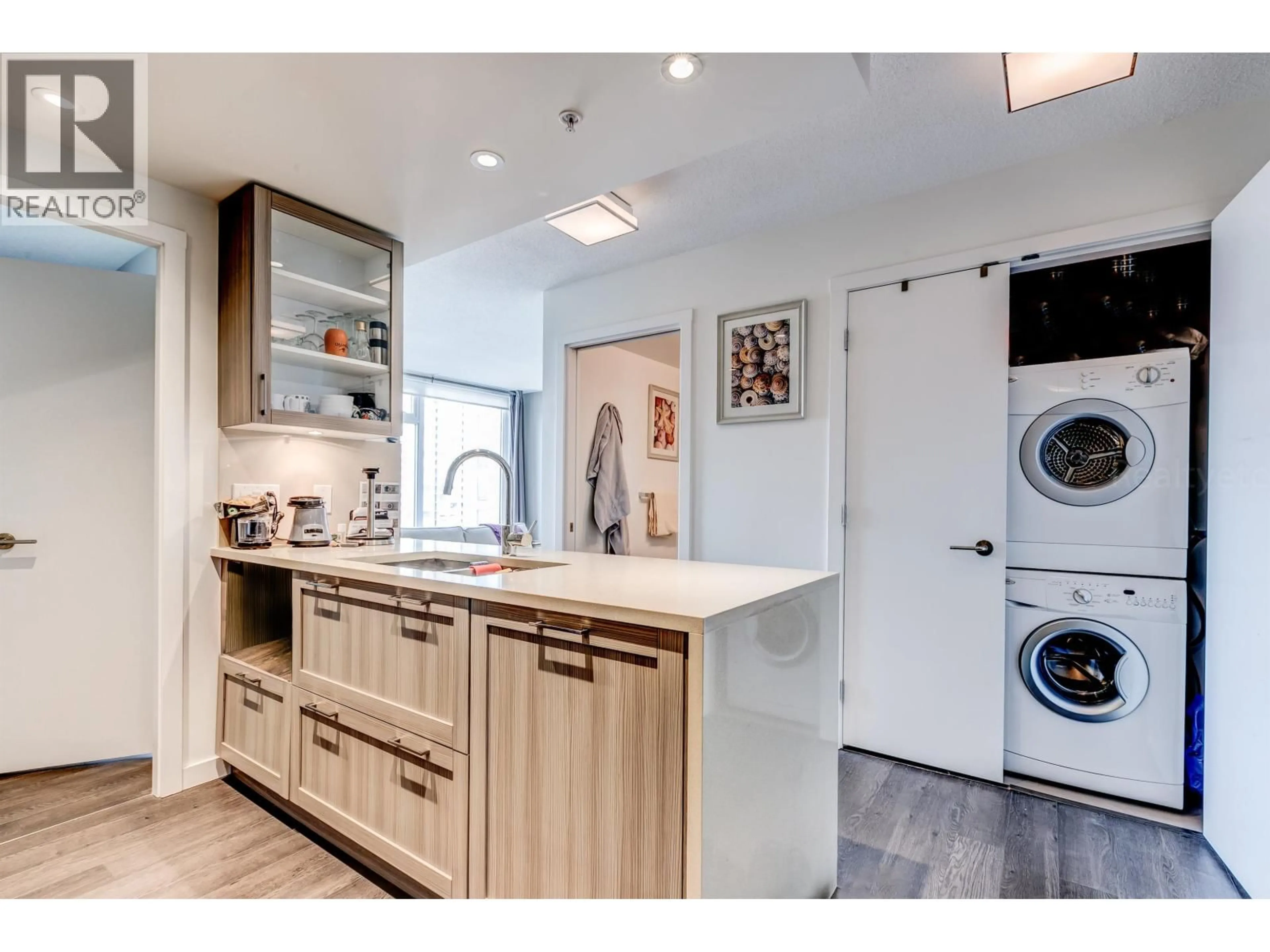 Kitchen with laundary machines, unknown for 652 - 5515 BOUNDARY ROAD, Vancouver British Columbia V5R0E5