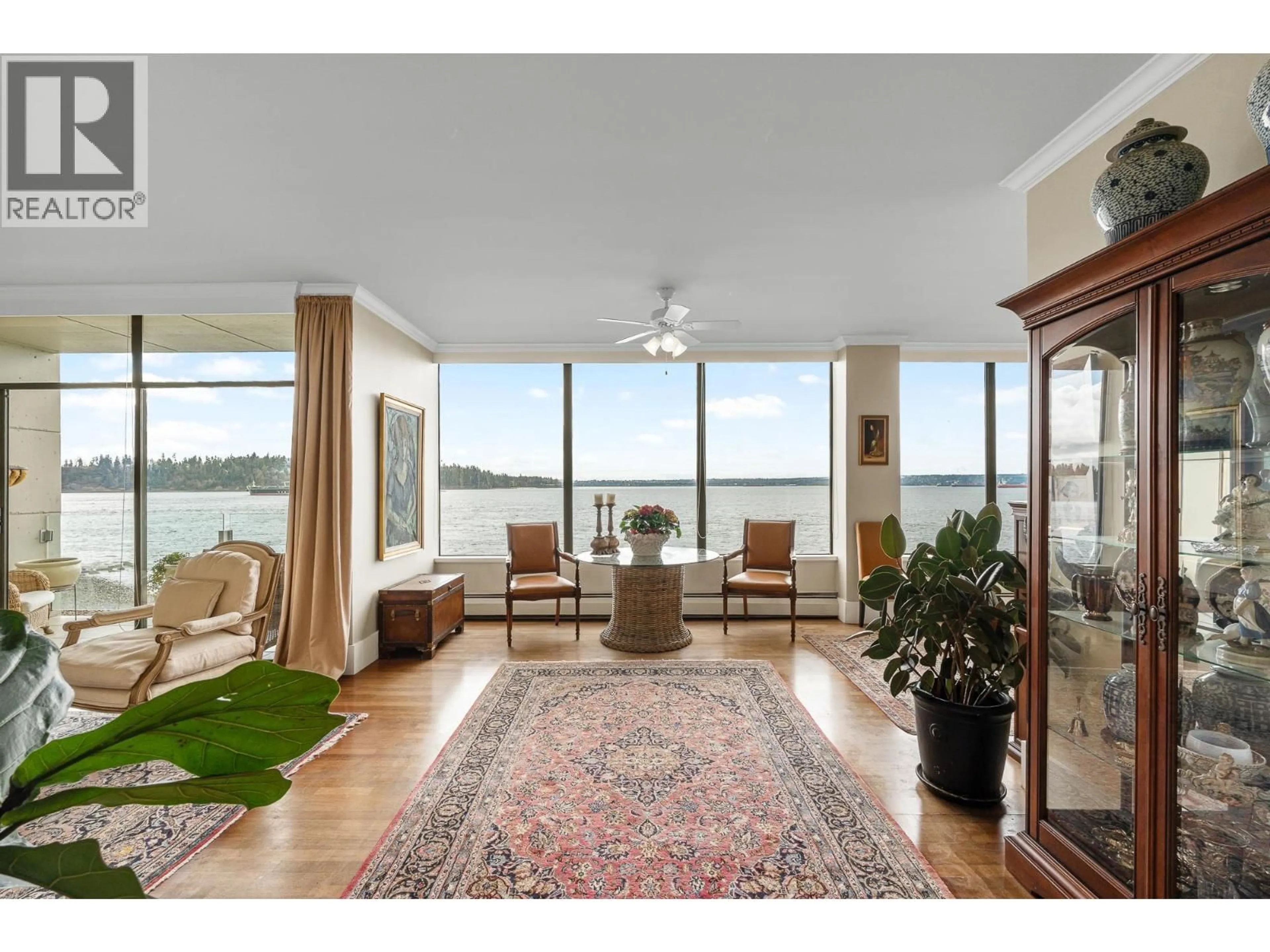 Indoor entryway for 3W - 111 18TH STREET, West Vancouver British Columbia V7V3V3