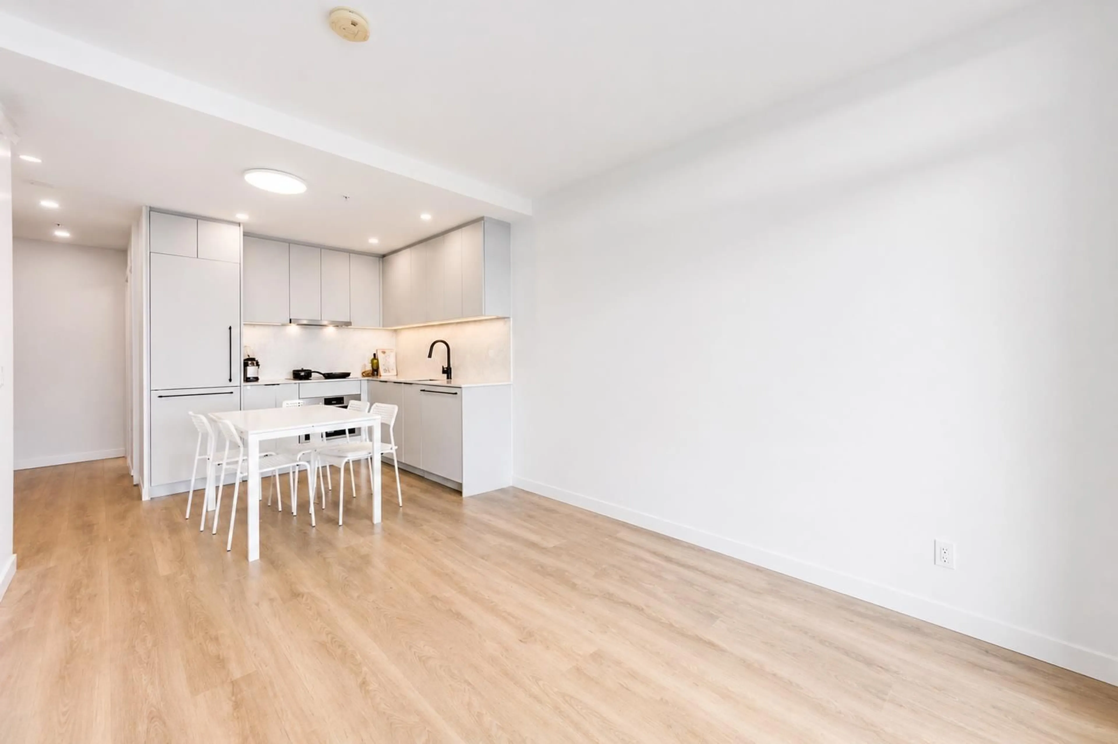 A pic of a room for 2207 - 13685 102 AVENUE, Surrey British Columbia V3T1N7