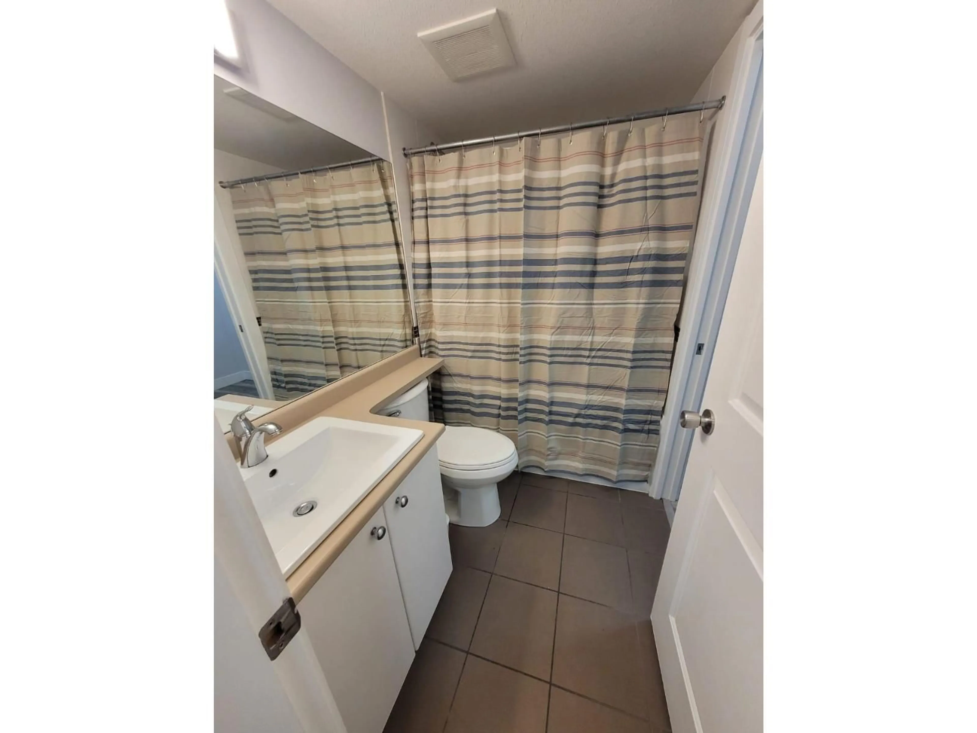 Standard bathroom, unknown for 214 - 45555 YALE ROAD, Chilliwack British Columbia V2P0A9