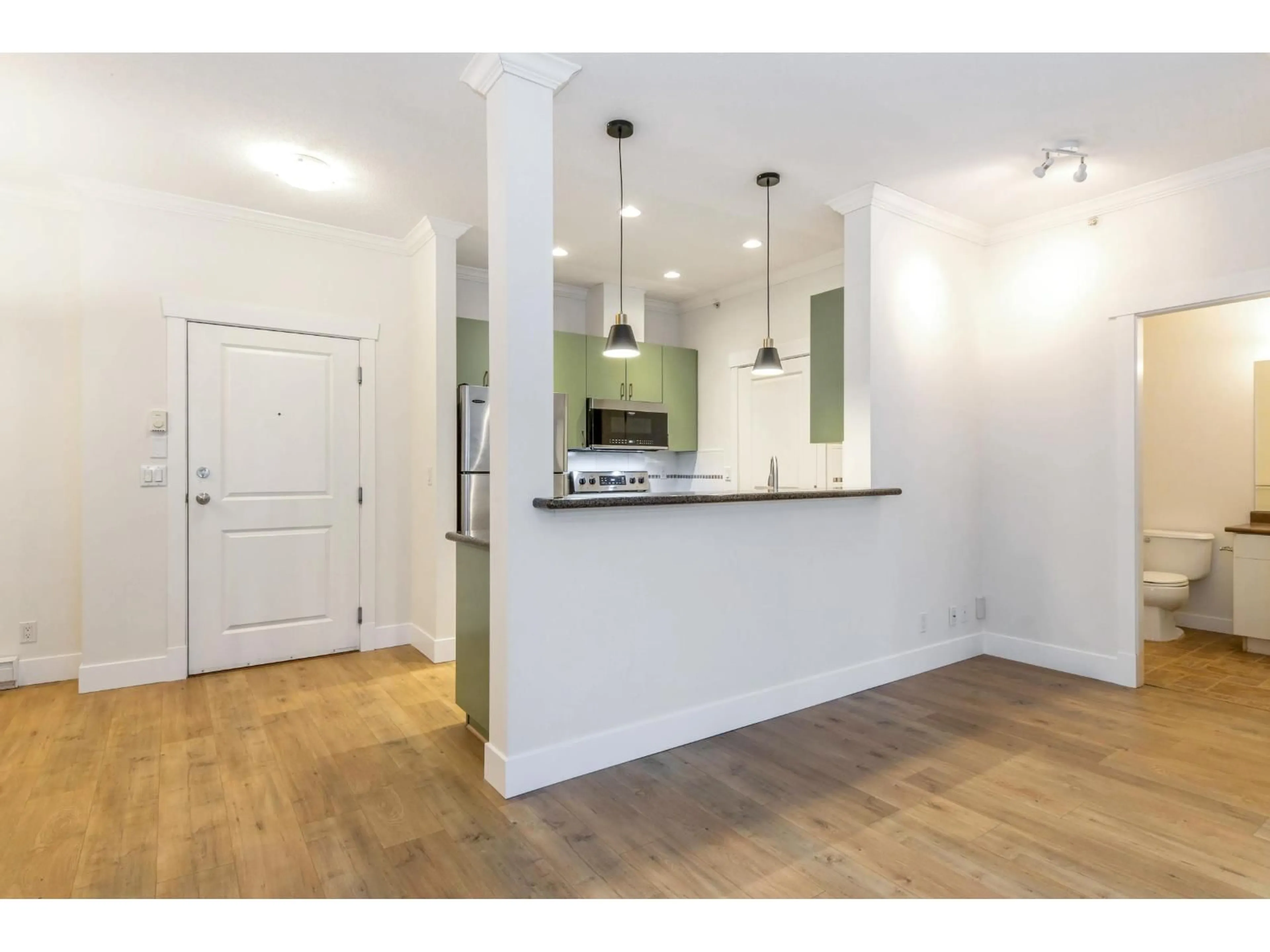 Open concept kitchen, wood/laminate floor for 411 - 33255 OLD YALE ROAD, Abbotsford British Columbia V2S8R2