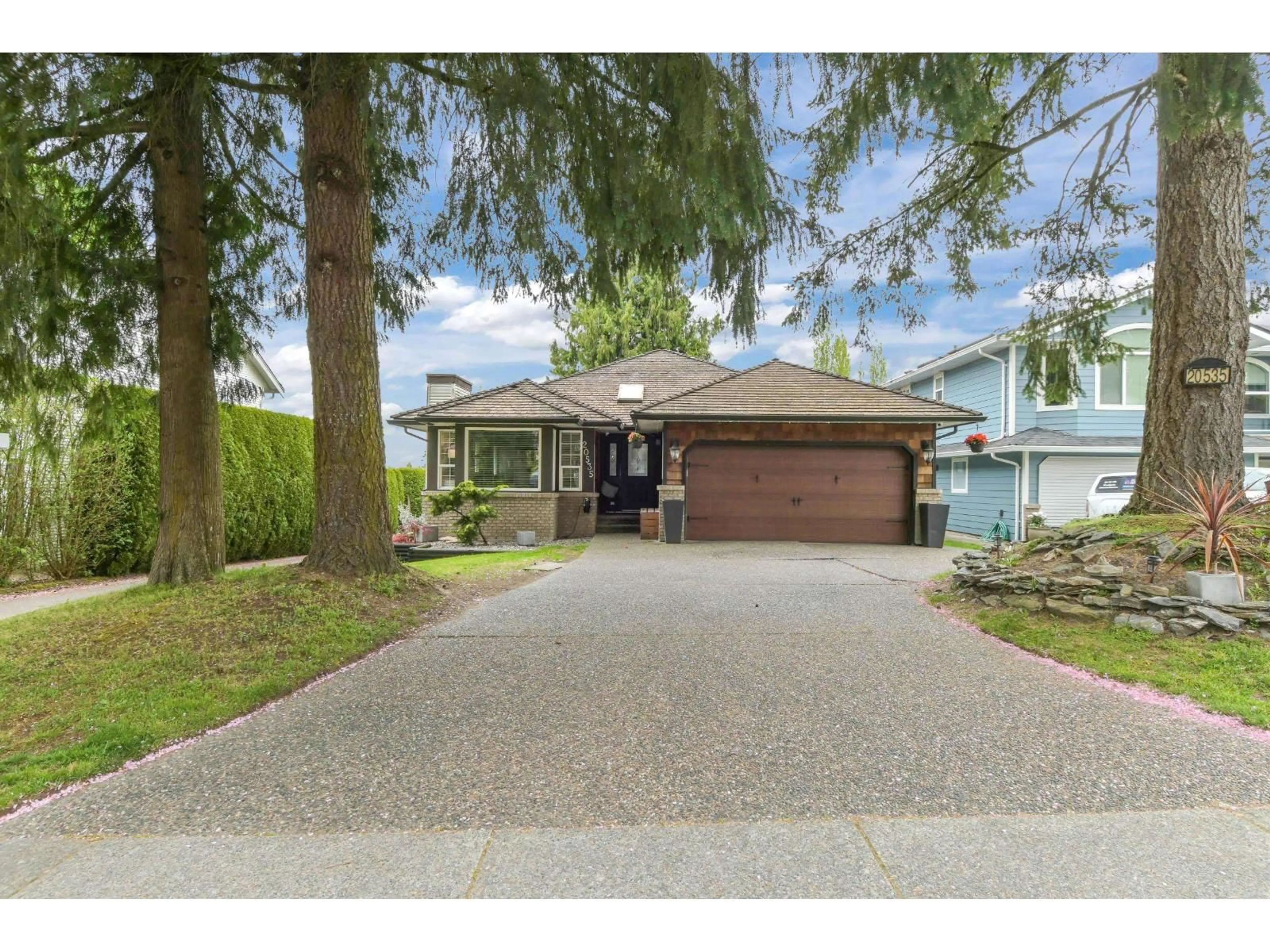 A pic from outside/outdoor area/front of a property/back of a property/a pic from drone, street for 20535 98 AVENUE, Langley British Columbia V1M2H6
