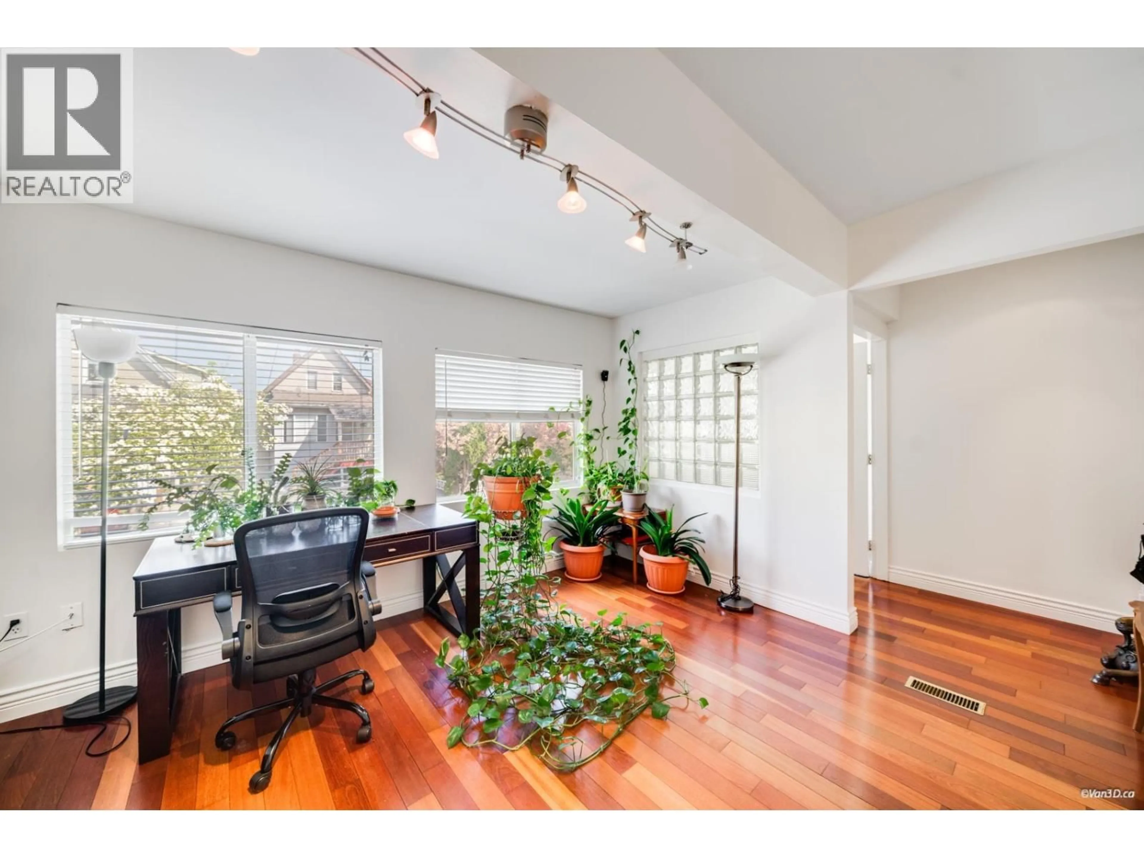 Indoor entryway for 166 24TH AVENUE, Vancouver British Columbia V5V1Z4