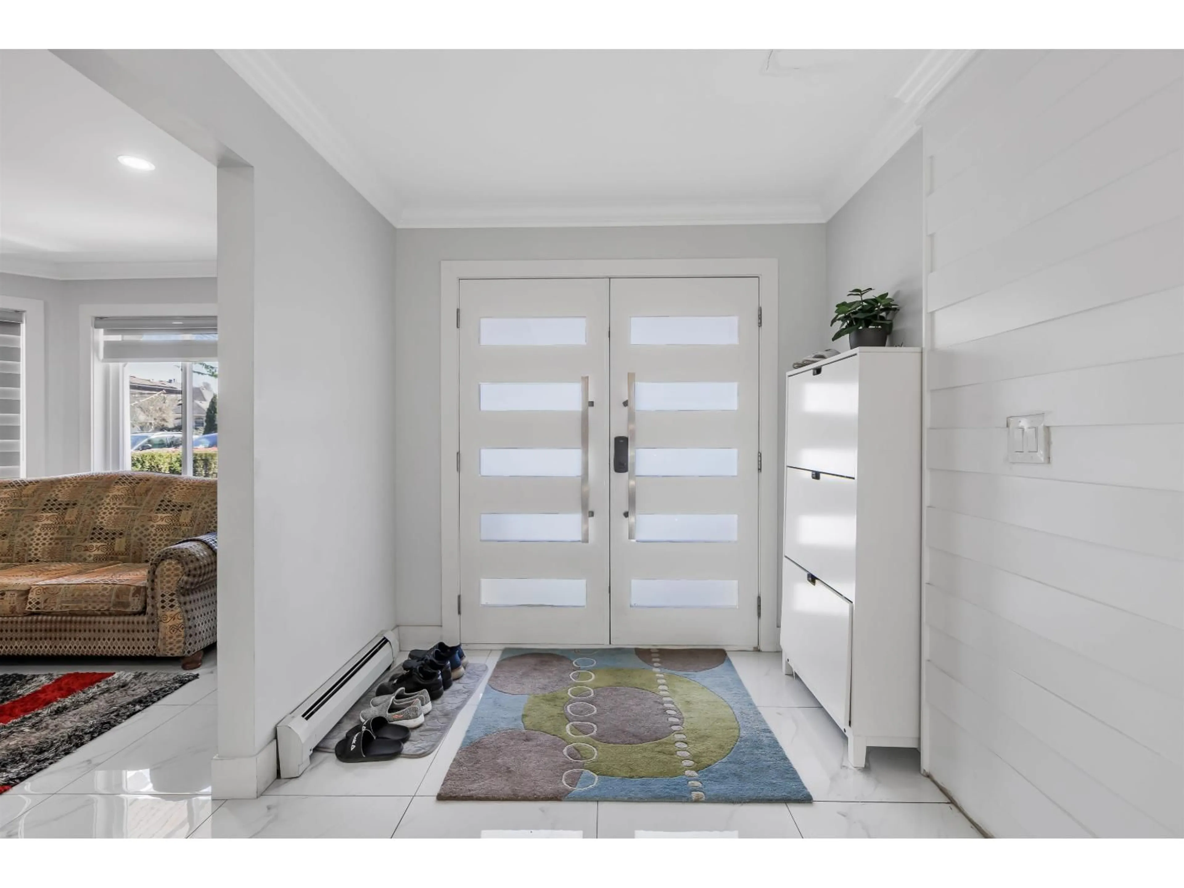 Indoor entryway for 12227 68A AVENUE, Surrey British Columbia V3W0X3