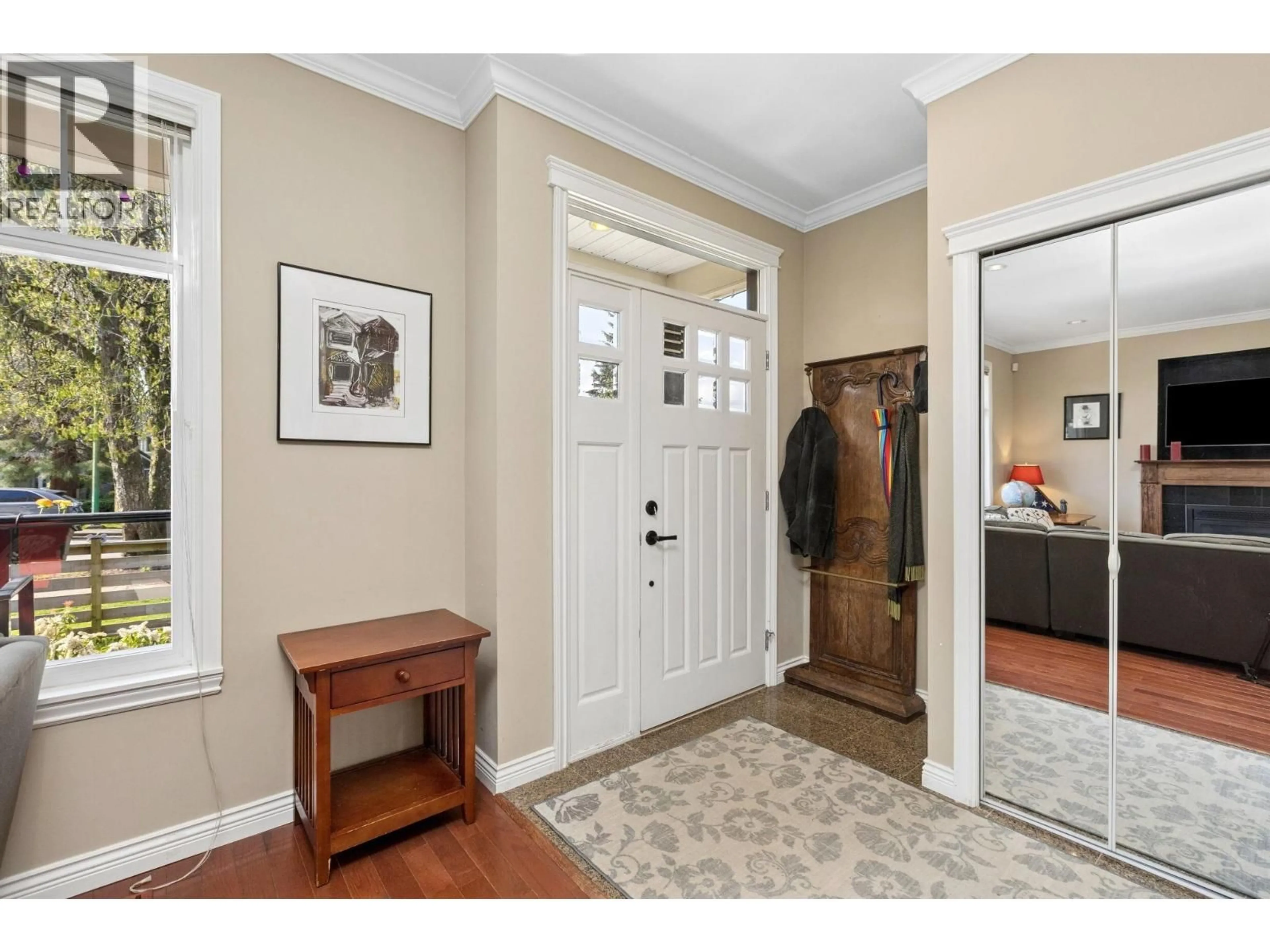 Indoor entryway for 250 17TH STREET, North Vancouver British Columbia V7L2V7