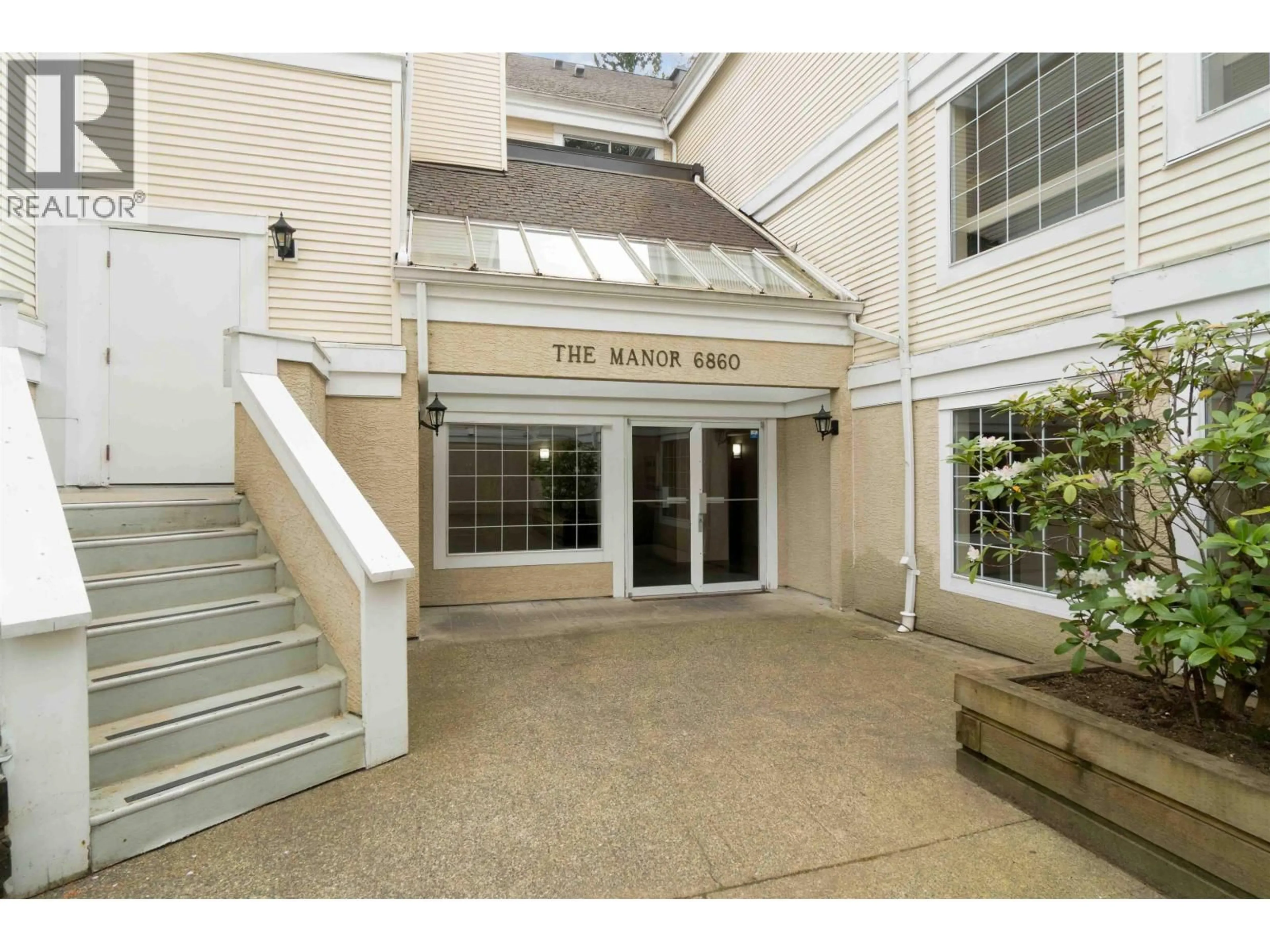 Indoor foyer for 108 - 6860 RUMBLE STREET, Burnaby British Columbia V5E1A8