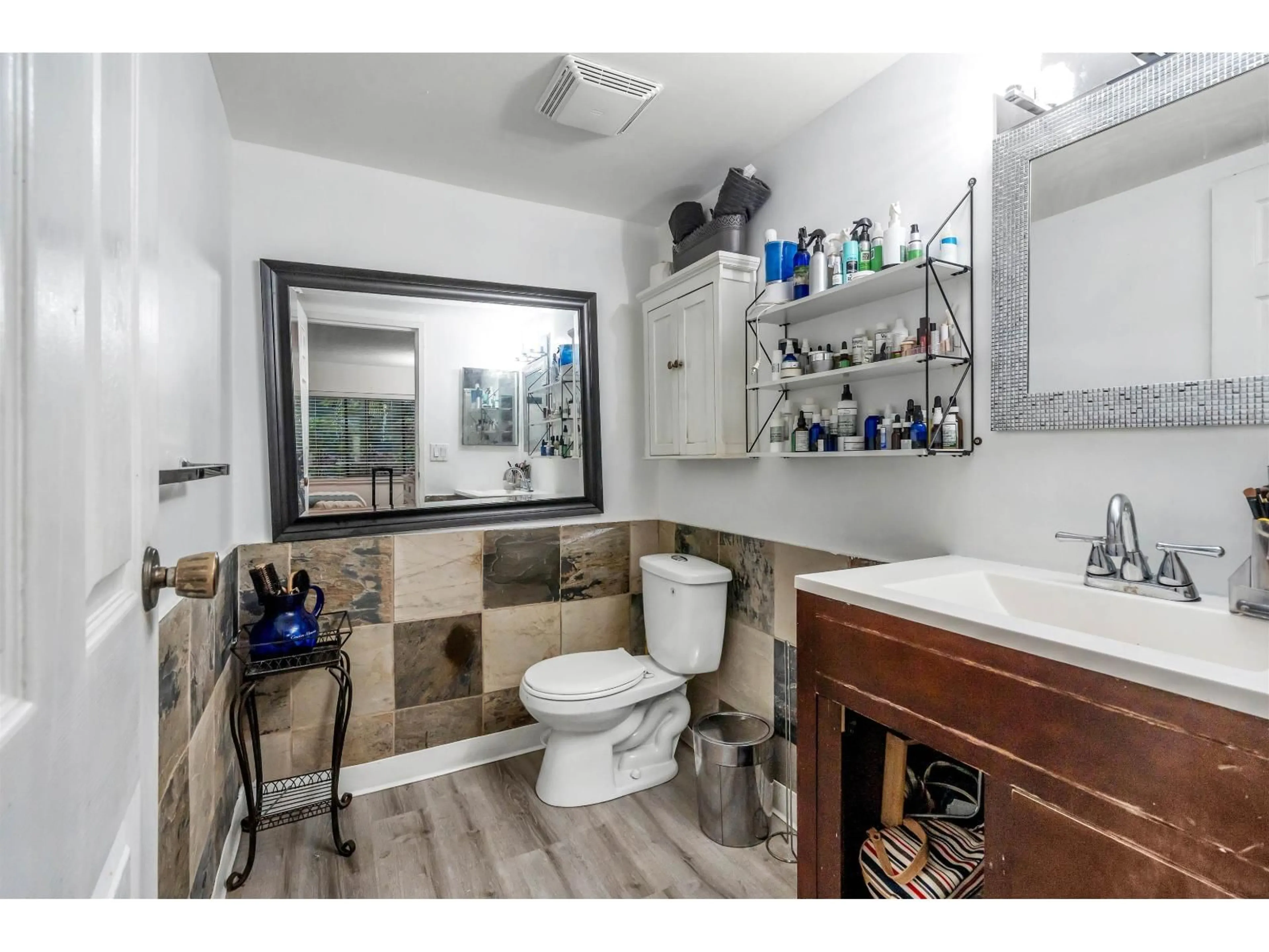 Standard bathroom, ceramic/tile floor for 813 - 10620 150 STREET, Surrey British Columbia V3R7S1