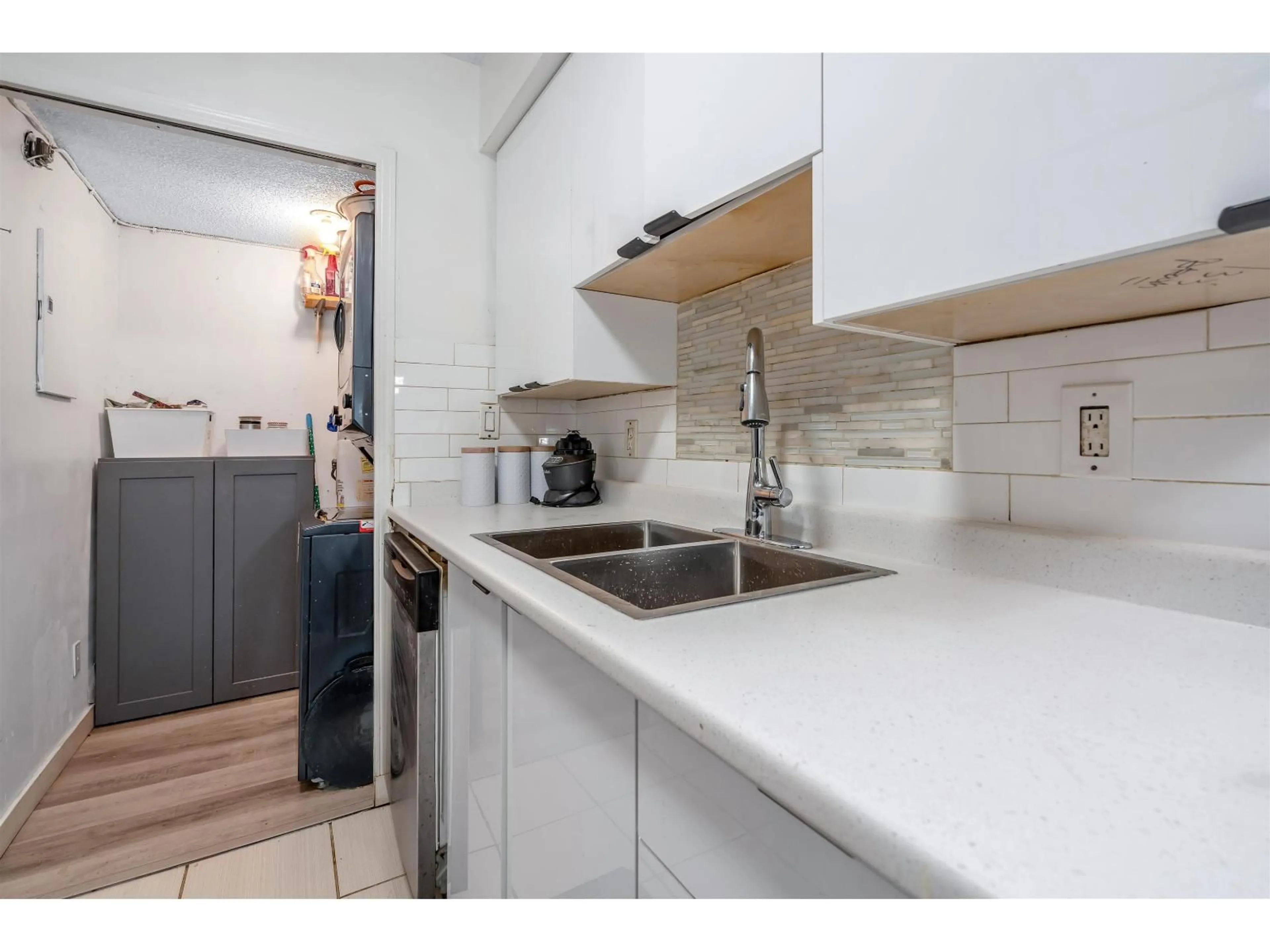 Standard kitchen, unknown for 813 - 10620 150 STREET, Surrey British Columbia V3R7S1