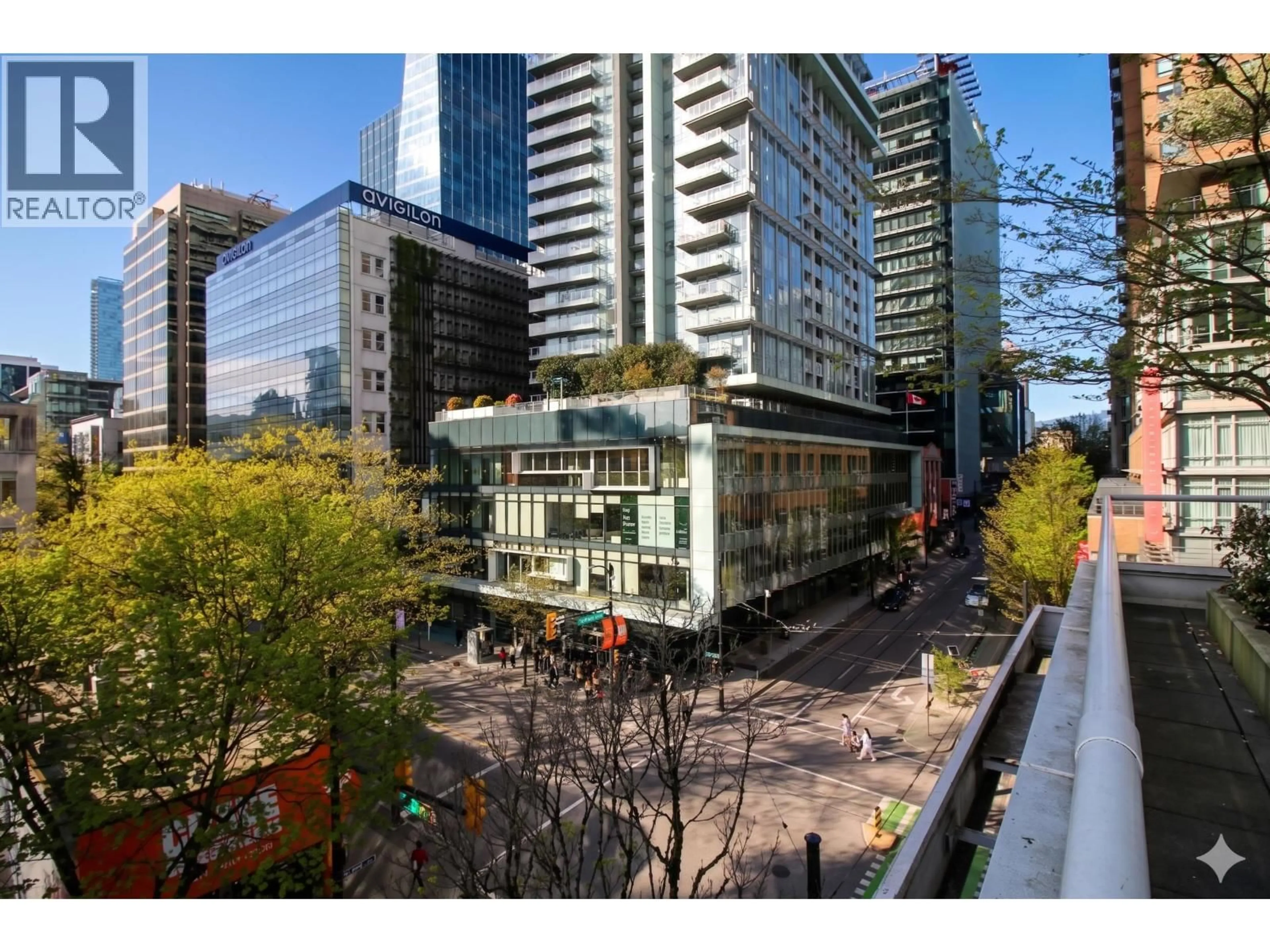 A pic from outside/outdoor area/front of a property/back of a property/a pic from drone, city buildings view from balcony for 402 - 480 ROBSON STREET, Vancouver British Columbia V6B1S1