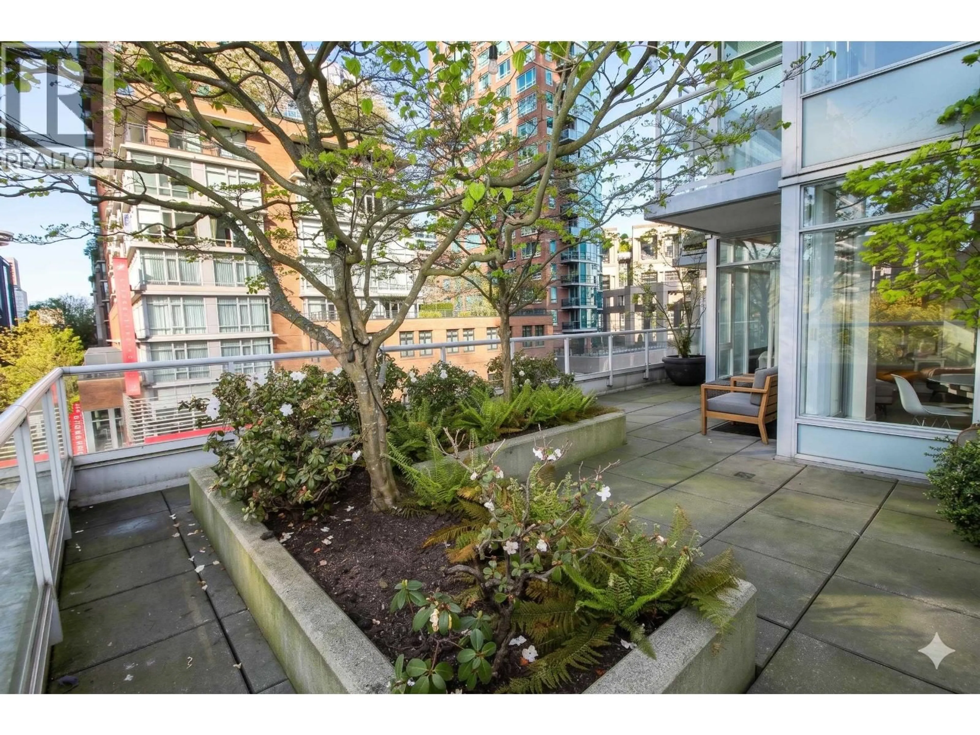 Indoor foyer for 402 - 480 ROBSON STREET, Vancouver British Columbia V6B1S1