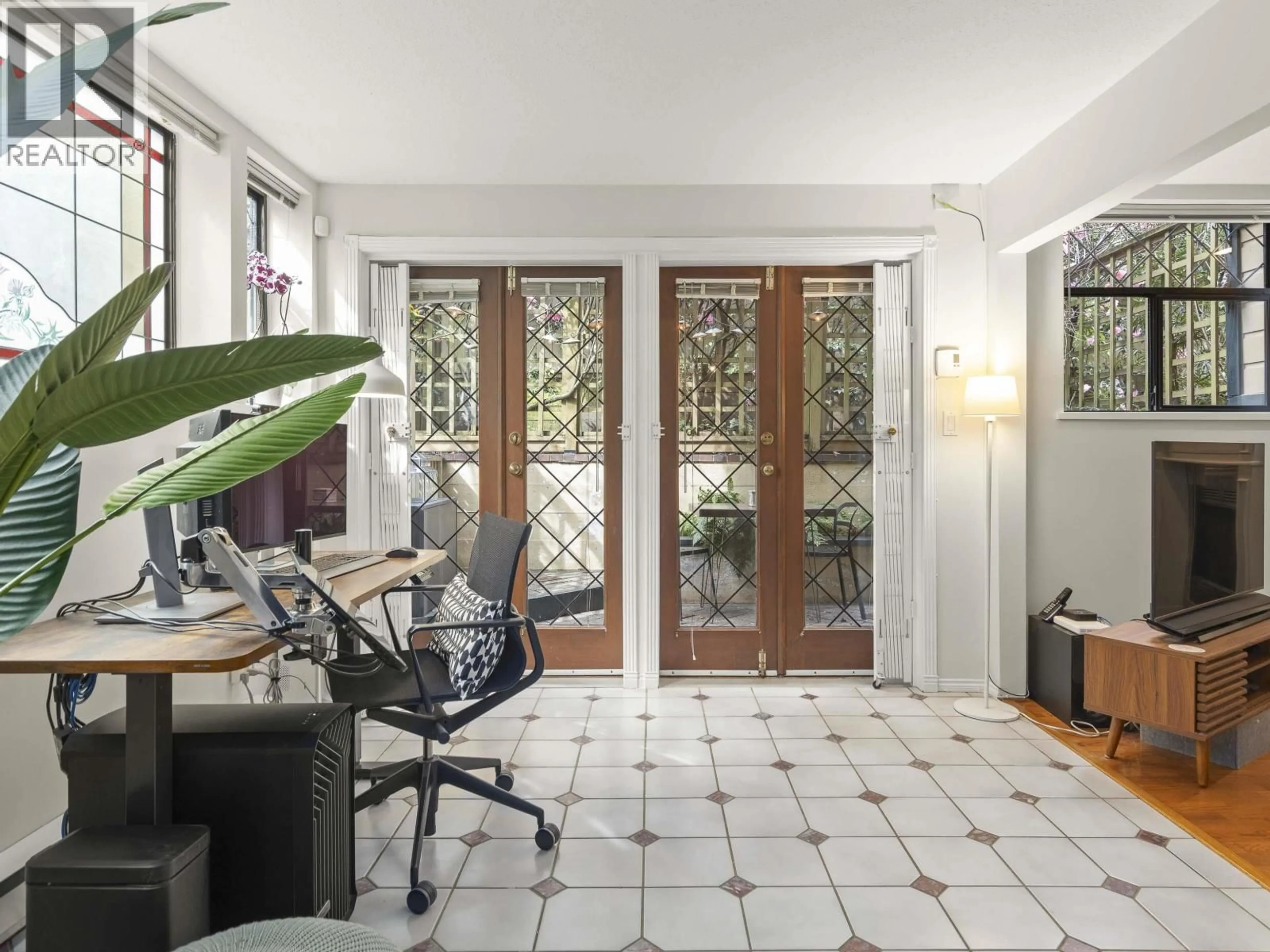 Indoor entryway for 232 14TH AVENUE, Vancouver British Columbia V5Y1X1