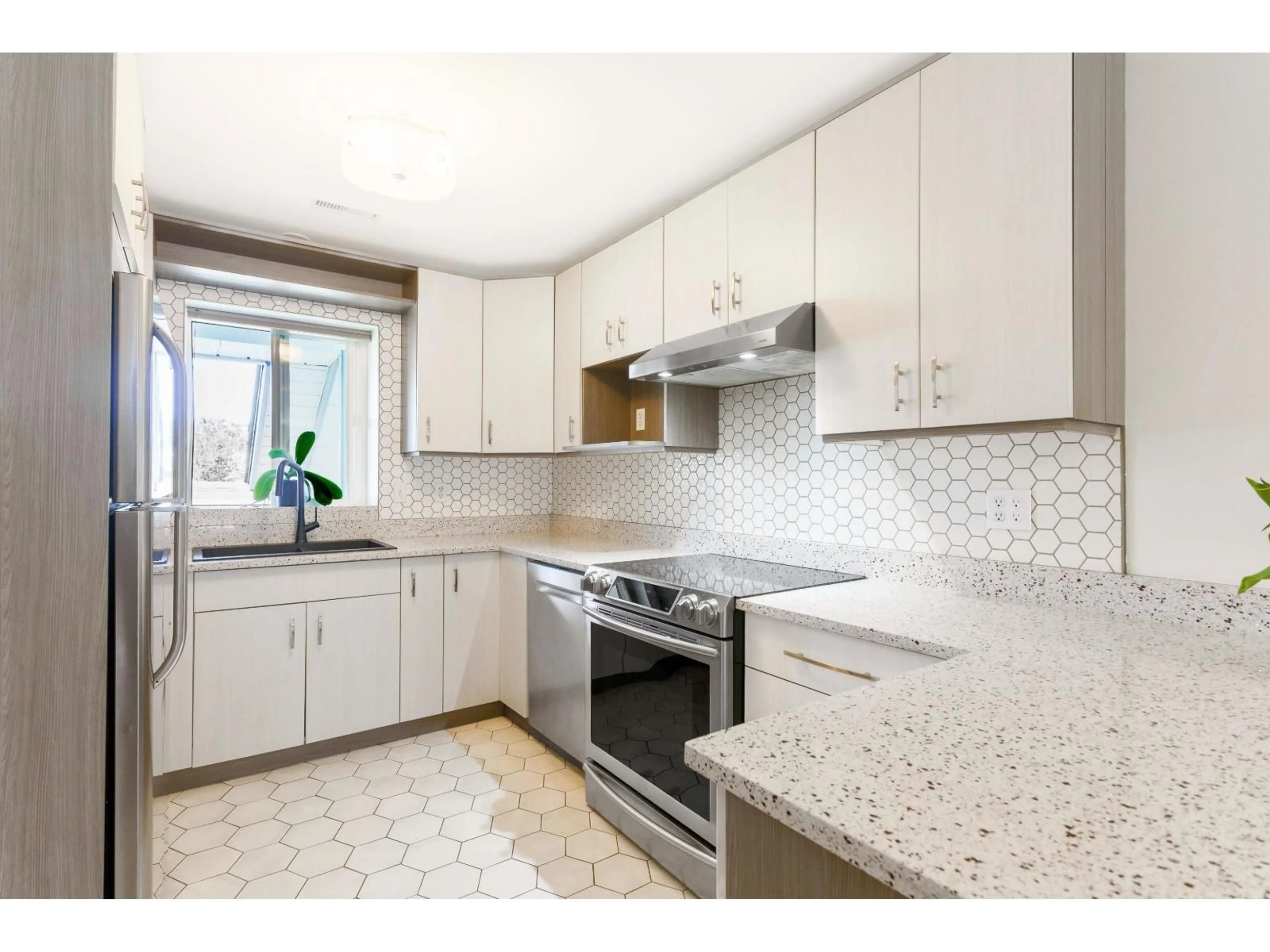 Standard kitchen, ceramic/tile floor for 22 - 45435 KNIGHT ROAD, Chilliwack British Columbia V2R3E8