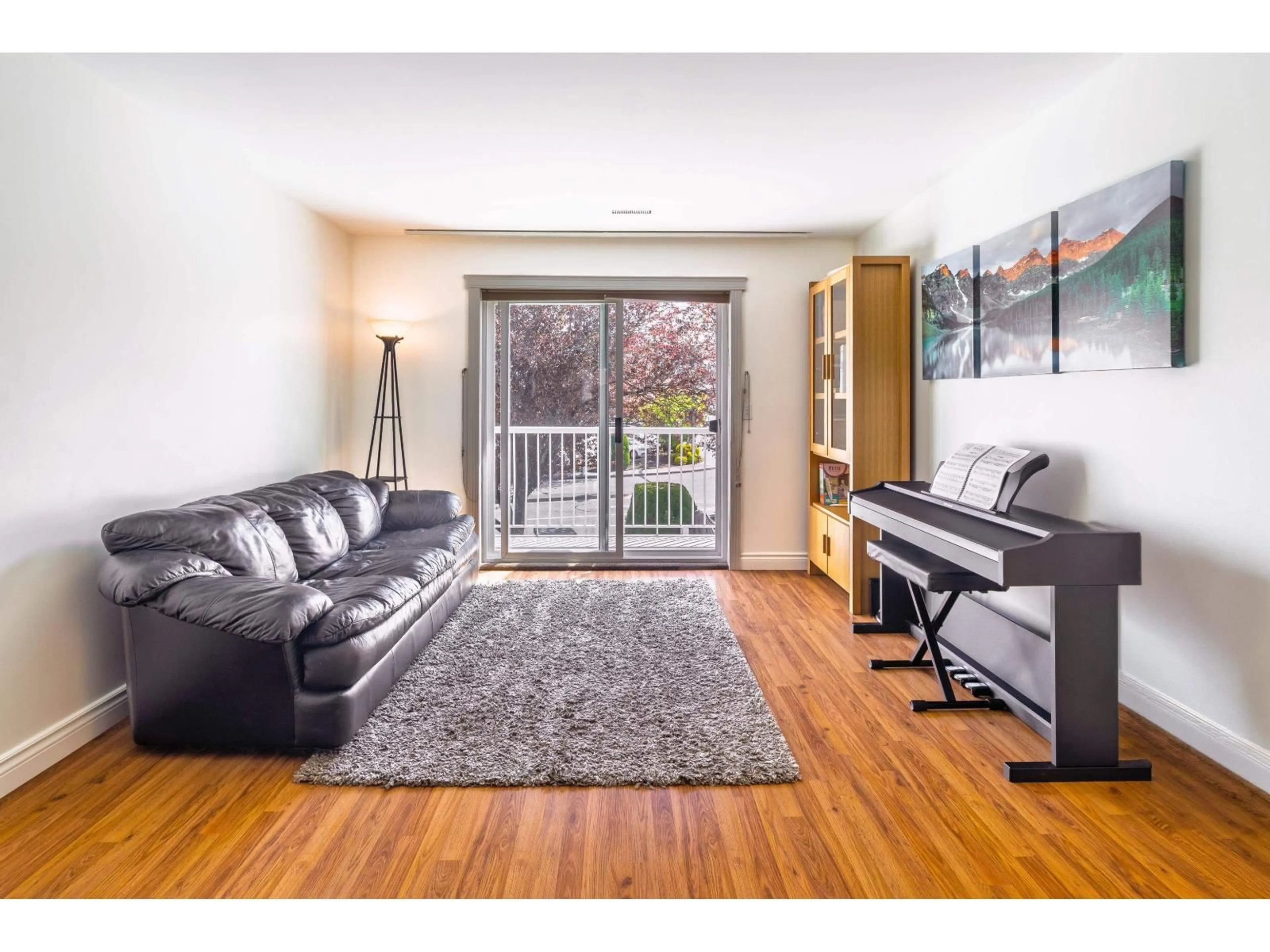 Living room with furniture, wood/laminate floor for 22 - 45435 KNIGHT ROAD, Chilliwack British Columbia V2R3E8