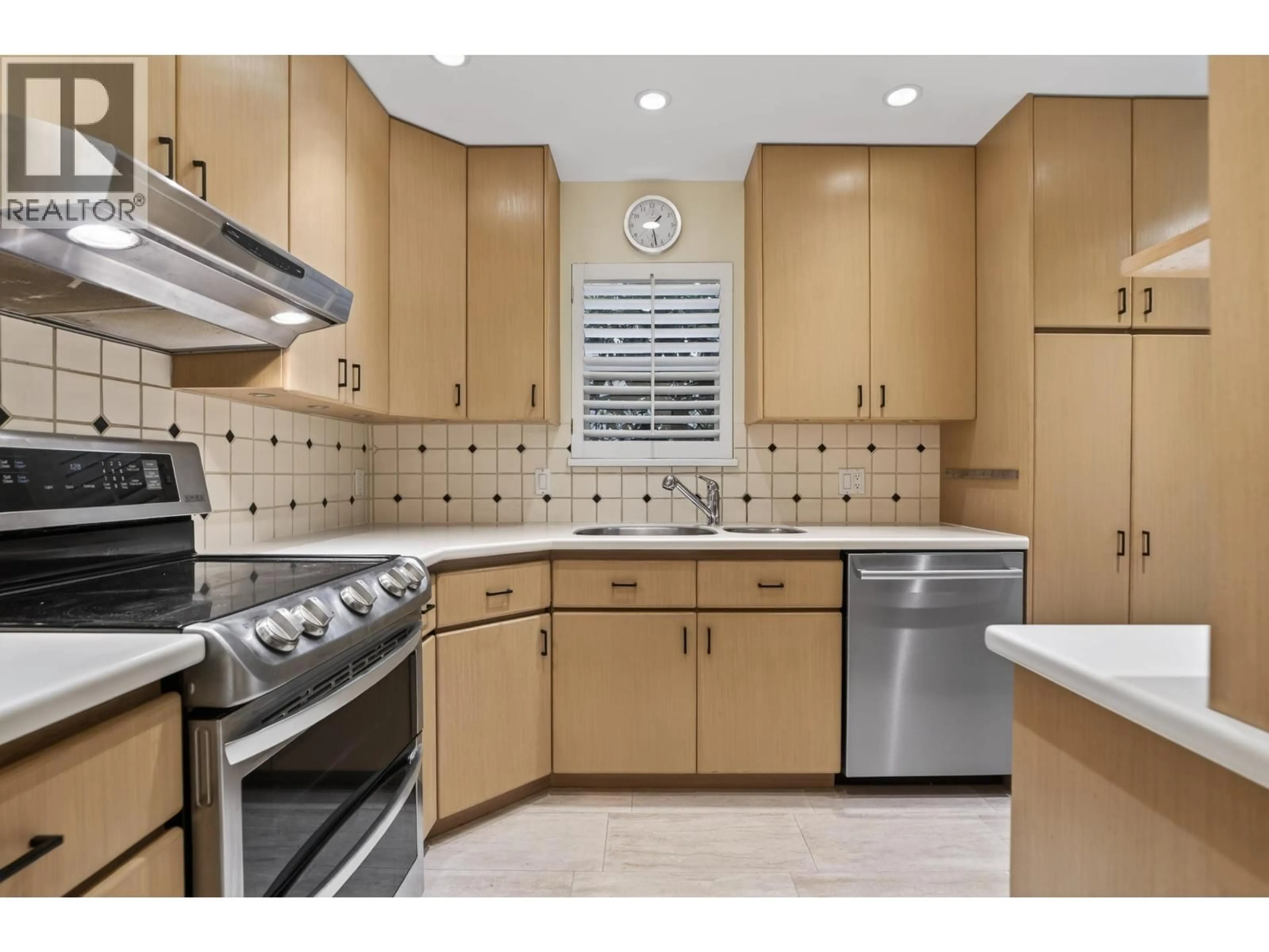 Standard kitchen, ceramic/tile floor for 4 - 3301 16TH AVENUE, Vancouver British Columbia V6R3B7
