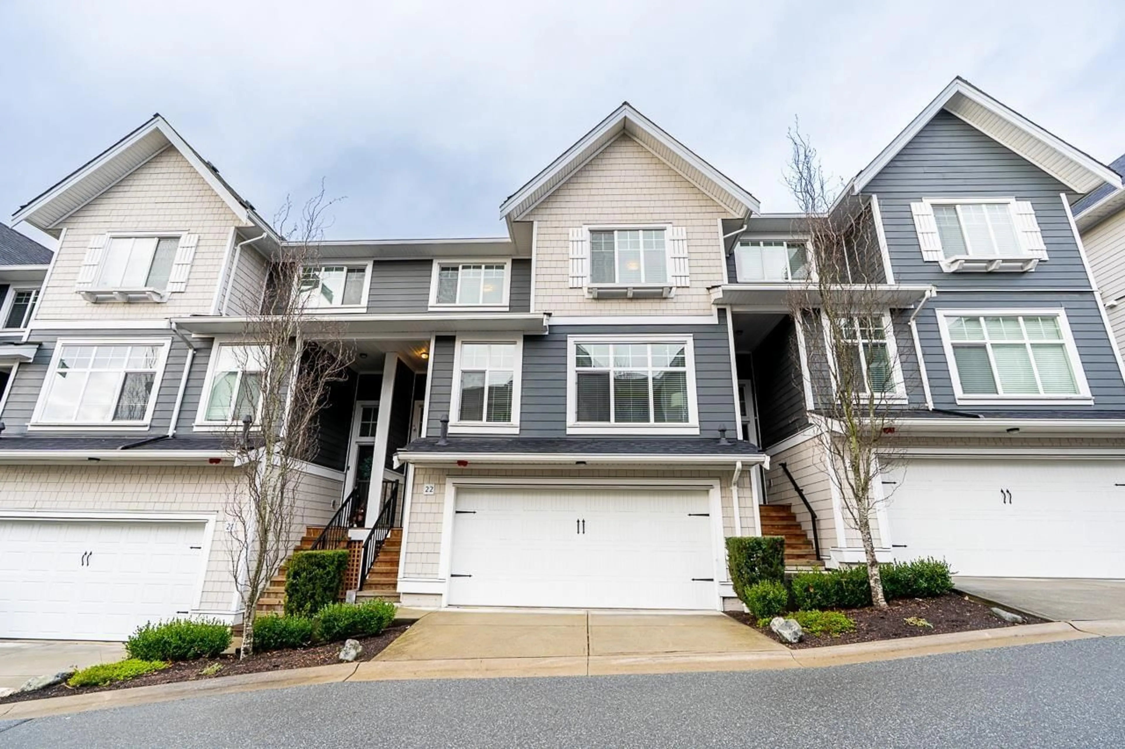 Home with vinyl exterior material, street for 22 - 19938 70 AVENUE, Langley British Columbia V2Y0R1