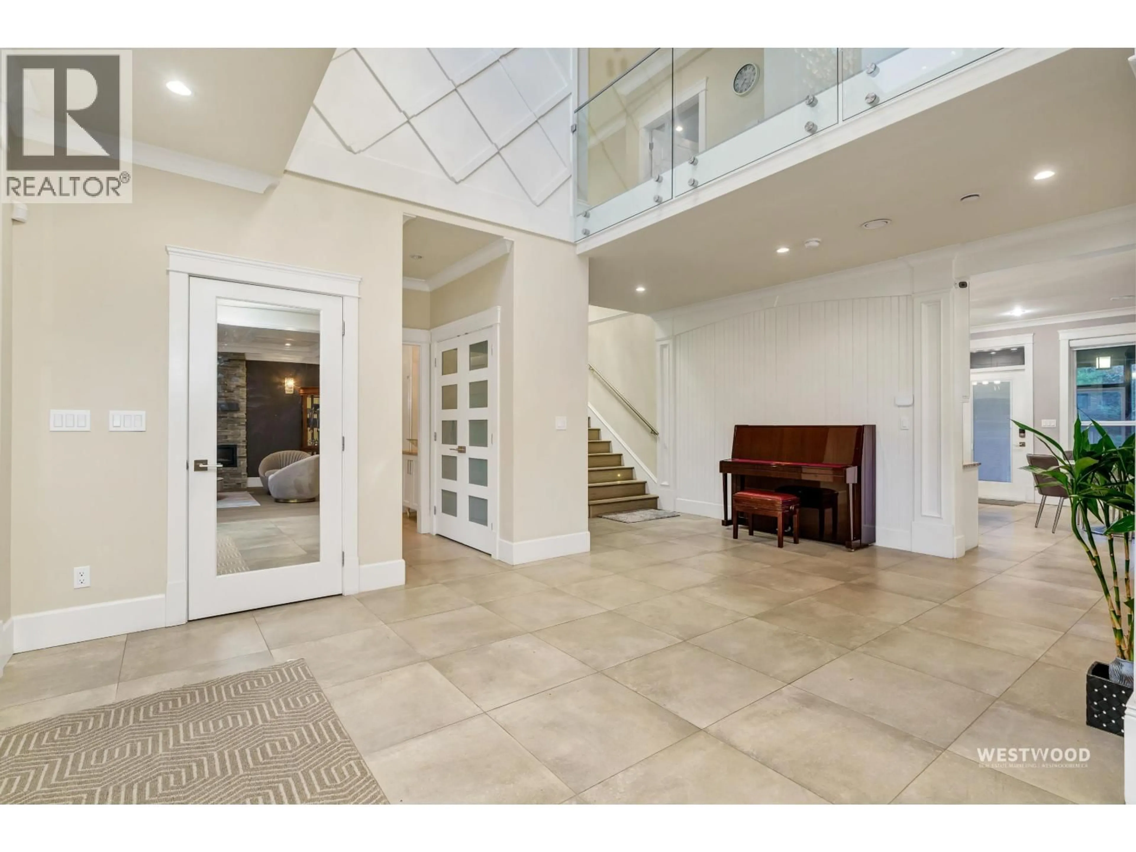 Indoor foyer for 1870 SPERLING AVENUE, Burnaby British Columbia V5B4K5