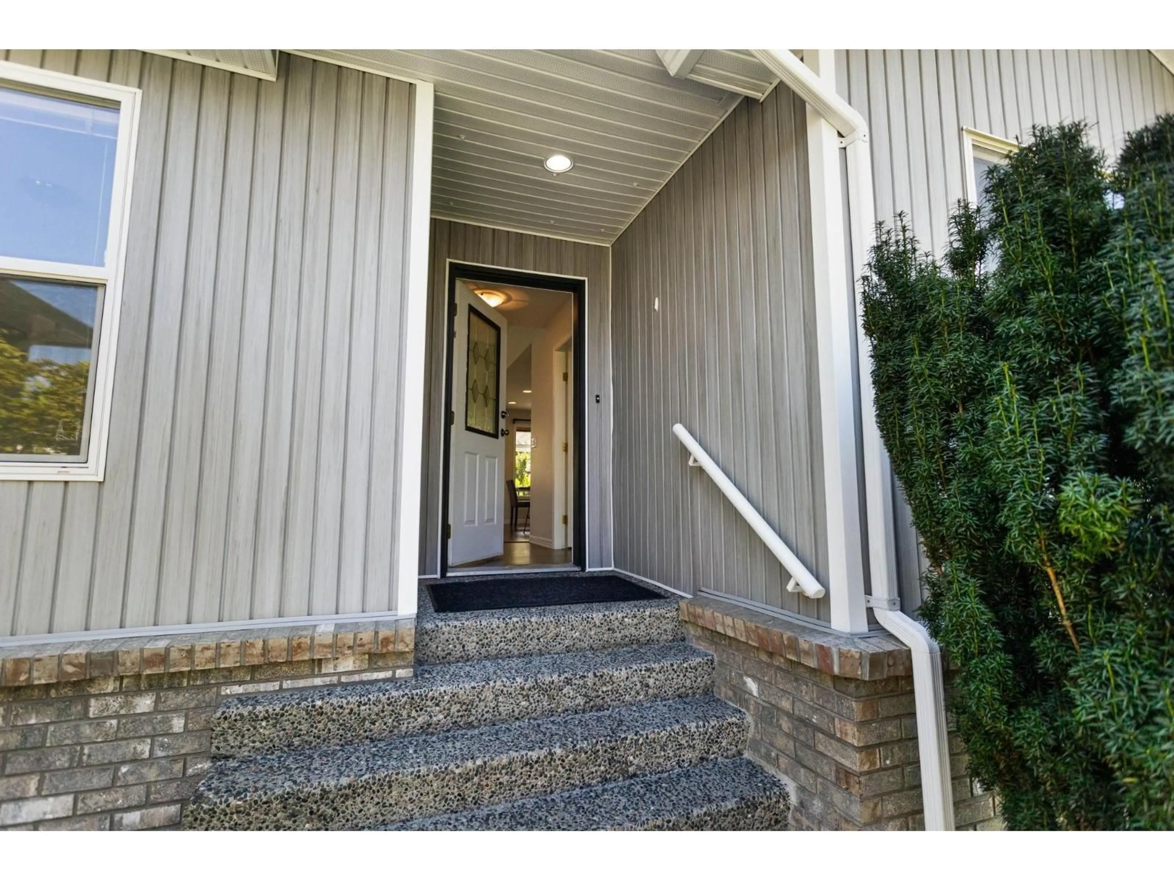 Indoor entryway for 228 BALSAM AVENUE, Harrison Hot Springs British Columbia V0M1K0