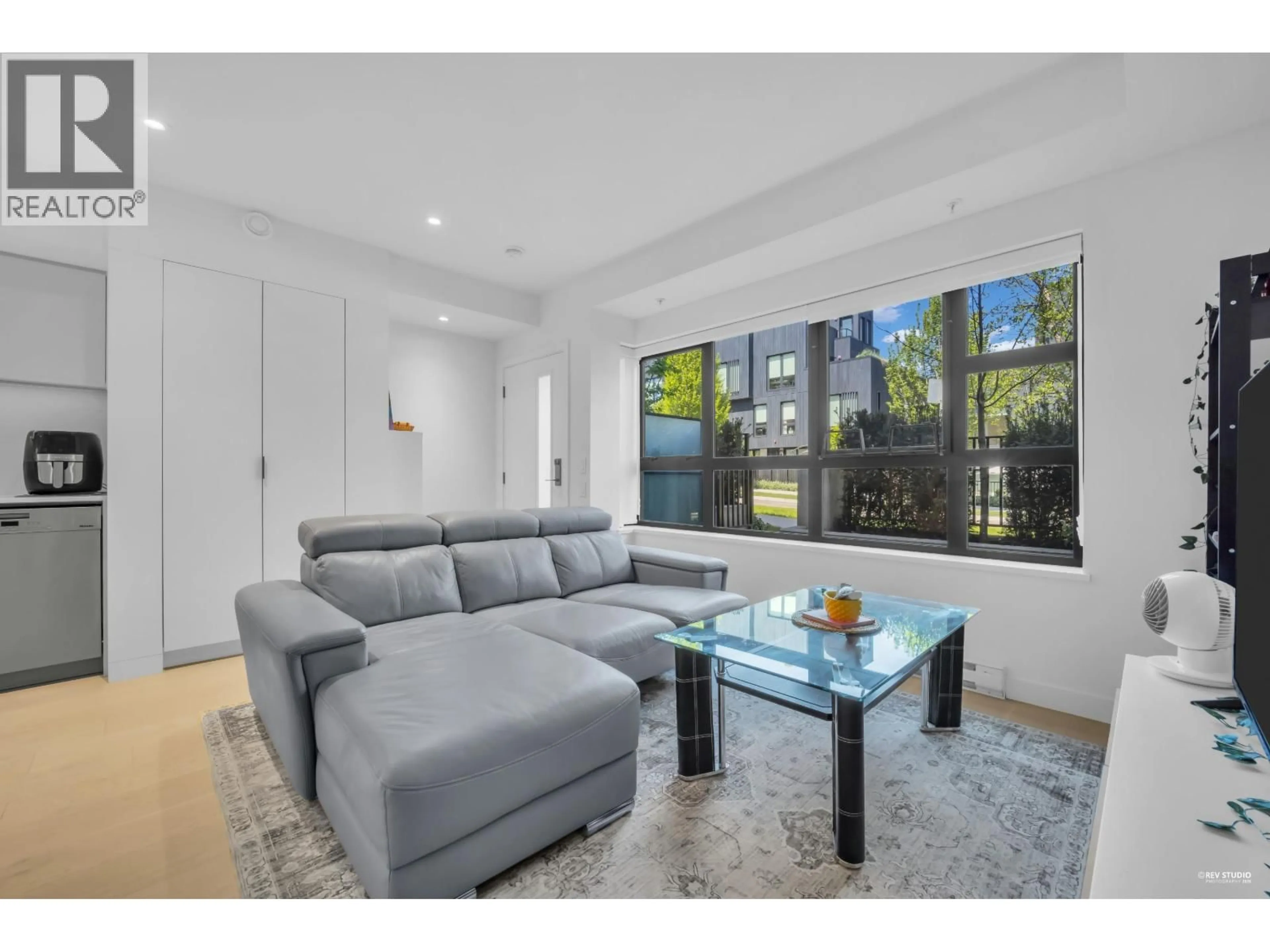 Living room with furniture, unknown for 37 - 530 28TH AVENUE, Vancouver British Columbia V5Z2H1