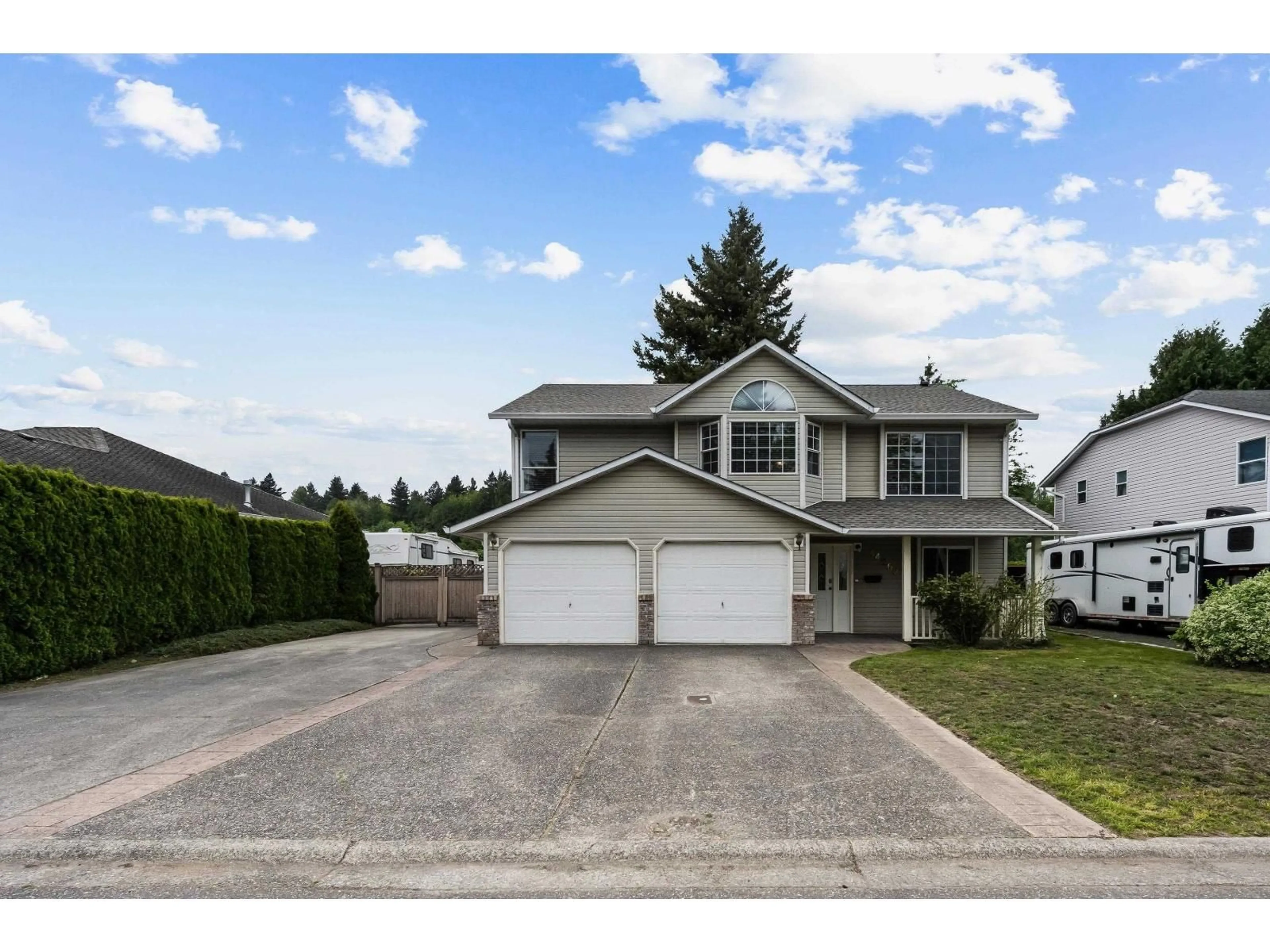 Home with vinyl exterior material, street for 44662 CUMBERLAND AVENUE, Chilliwack British Columbia V2R3B6