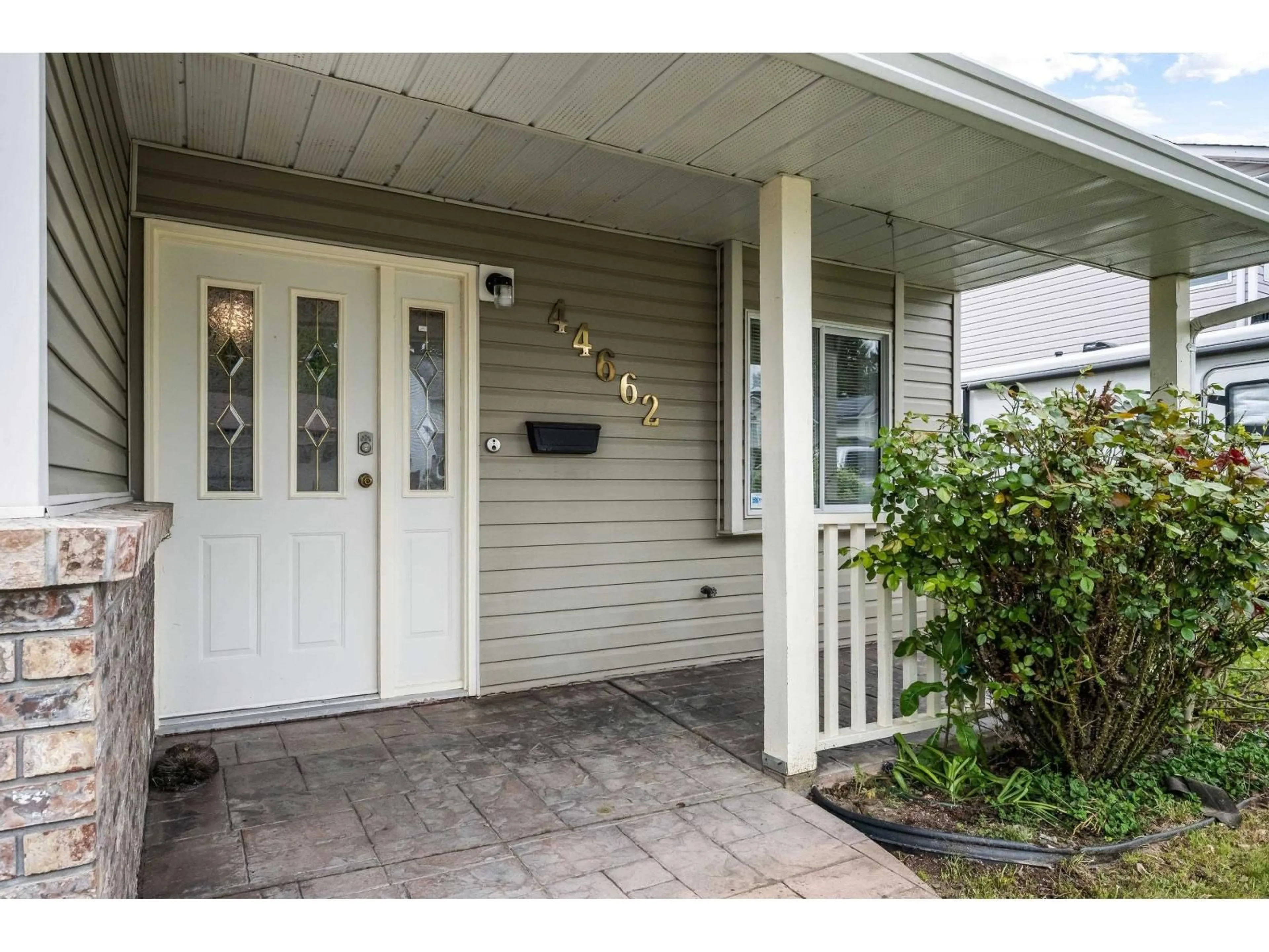 Indoor entryway for 44662 CUMBERLAND AVENUE, Chilliwack British Columbia V2R3B6