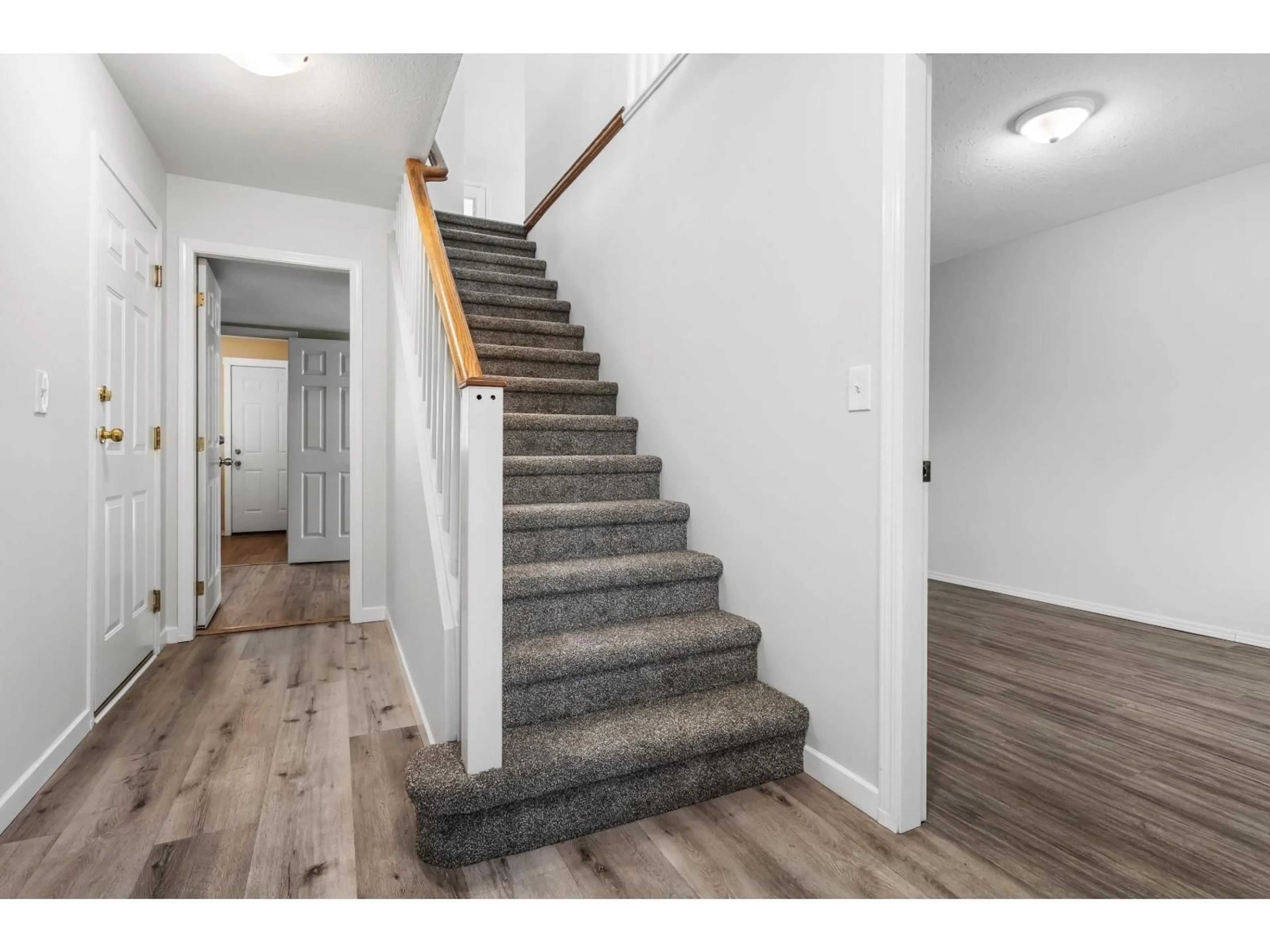 Stairs for 44662 CUMBERLAND AVENUE, Chilliwack British Columbia V2R3B6